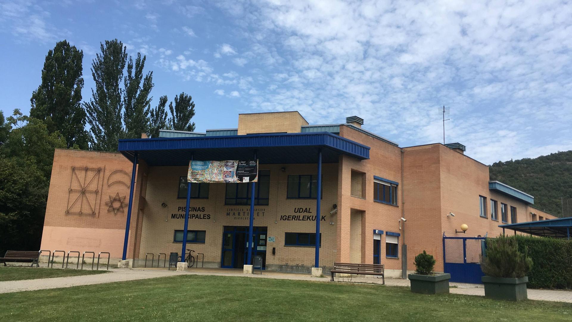 Exterior de las piscinas Villava, objeto de futura reforma