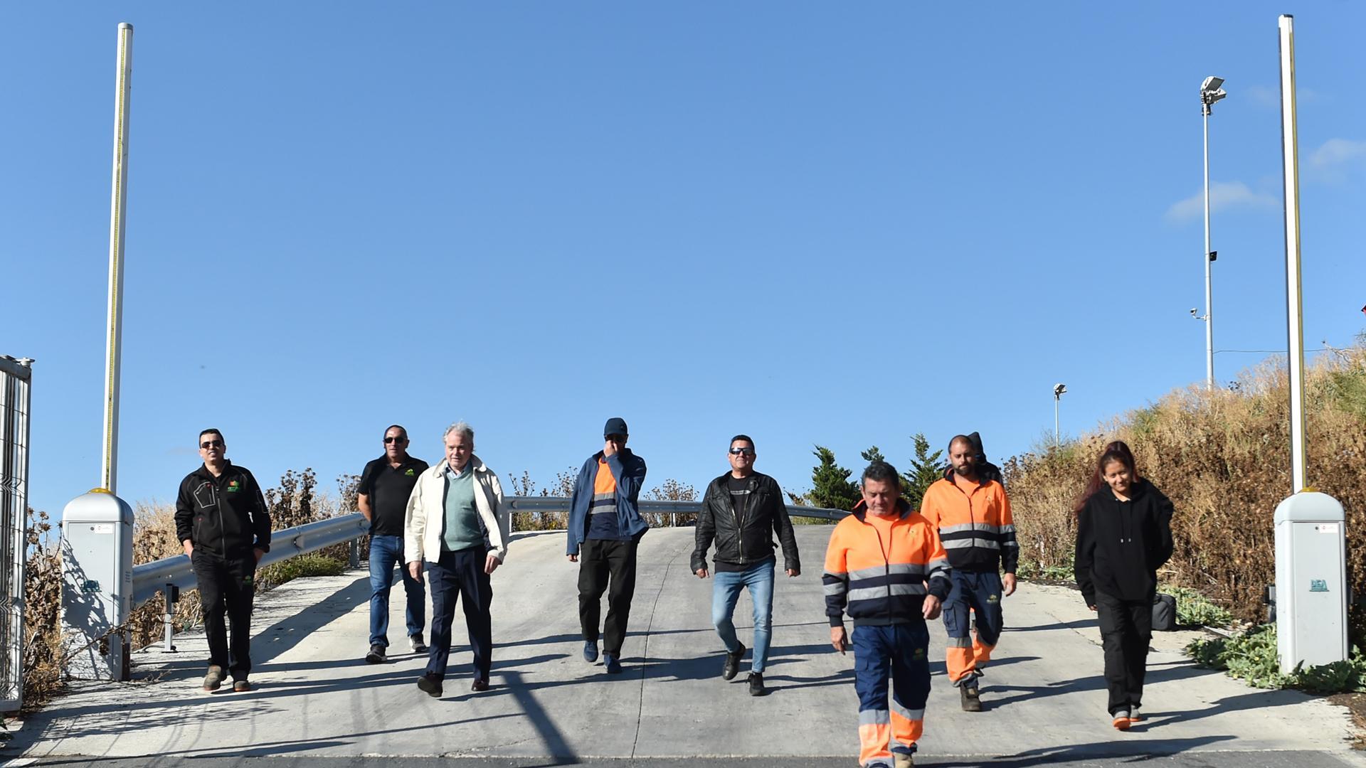 Parte de los trabajadores ayer por la mañana en la planta