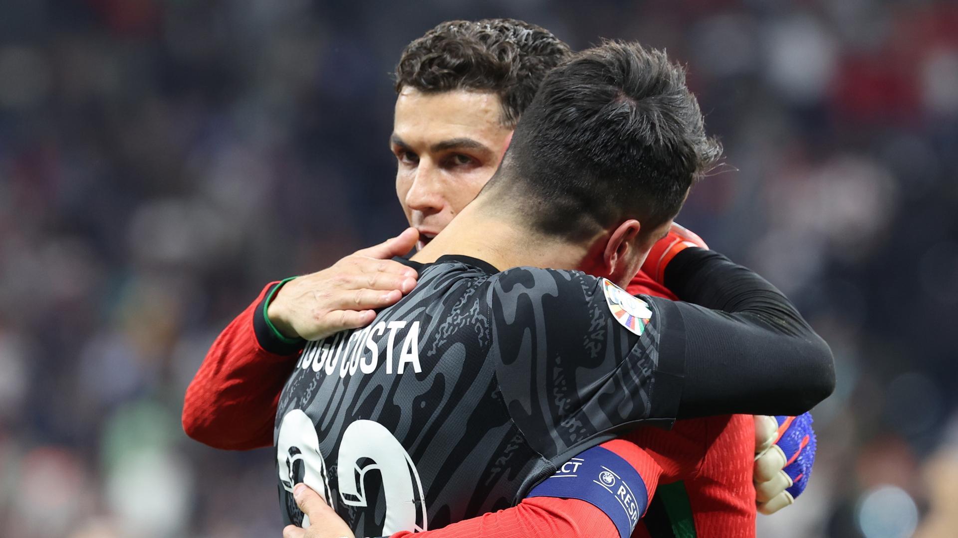 Abrazo entre Diogo Costa y Cristiano Ronaldo al finalizar el partido