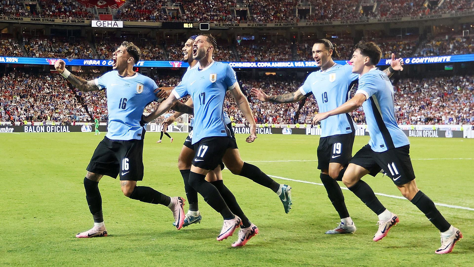 Los jugadores uruguayos celebran el tanto de Olivera en el choque contra EE UU