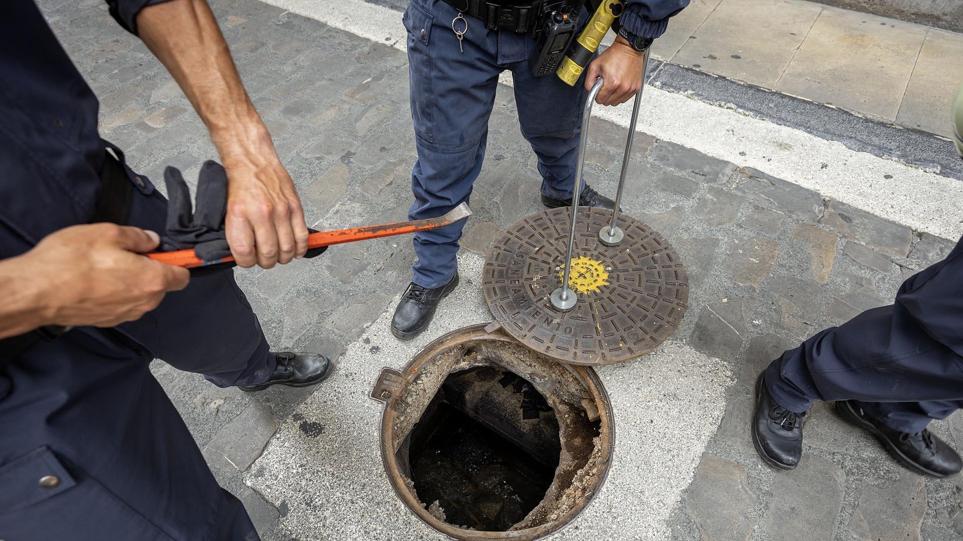 Fotos de los trabajos de Policía Nacional en el subsuelo de Pamplona