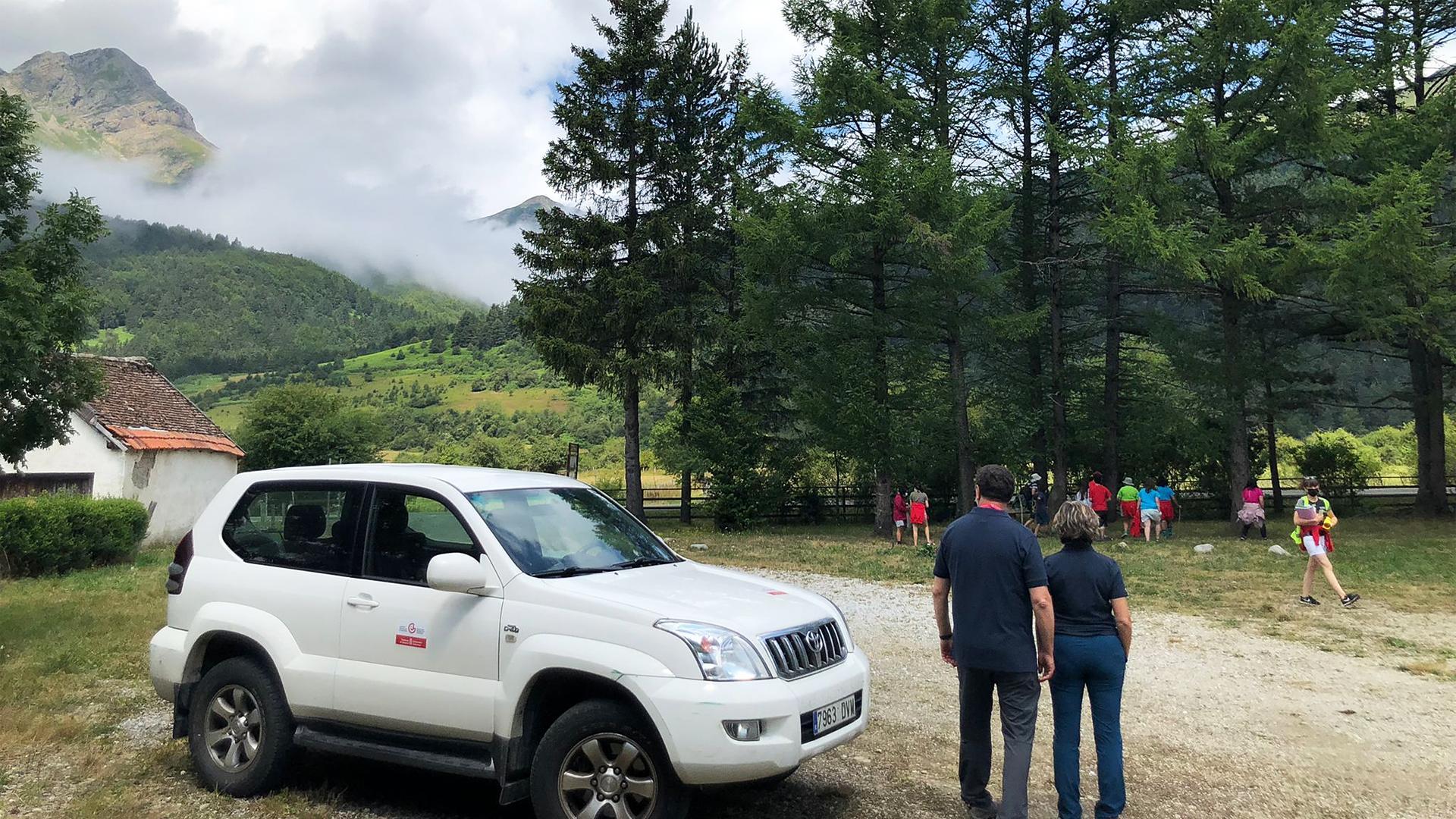 Monitores junto a jóvenes durante una actividad al aire libre en Navarra
