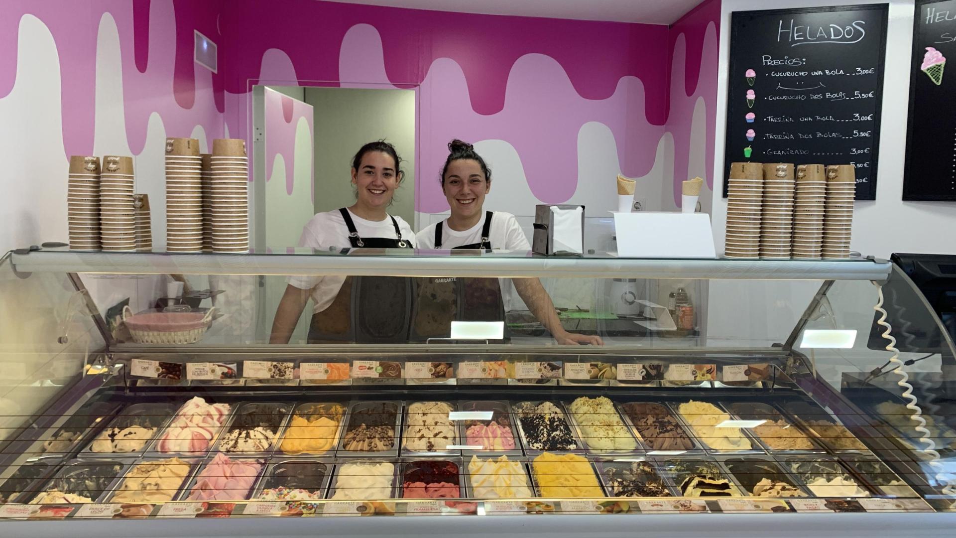 Janira Alonso y Nagore Ugarte, en la nueva heladería de Garrarte, en la calle Estefeta 35 de Pamplona