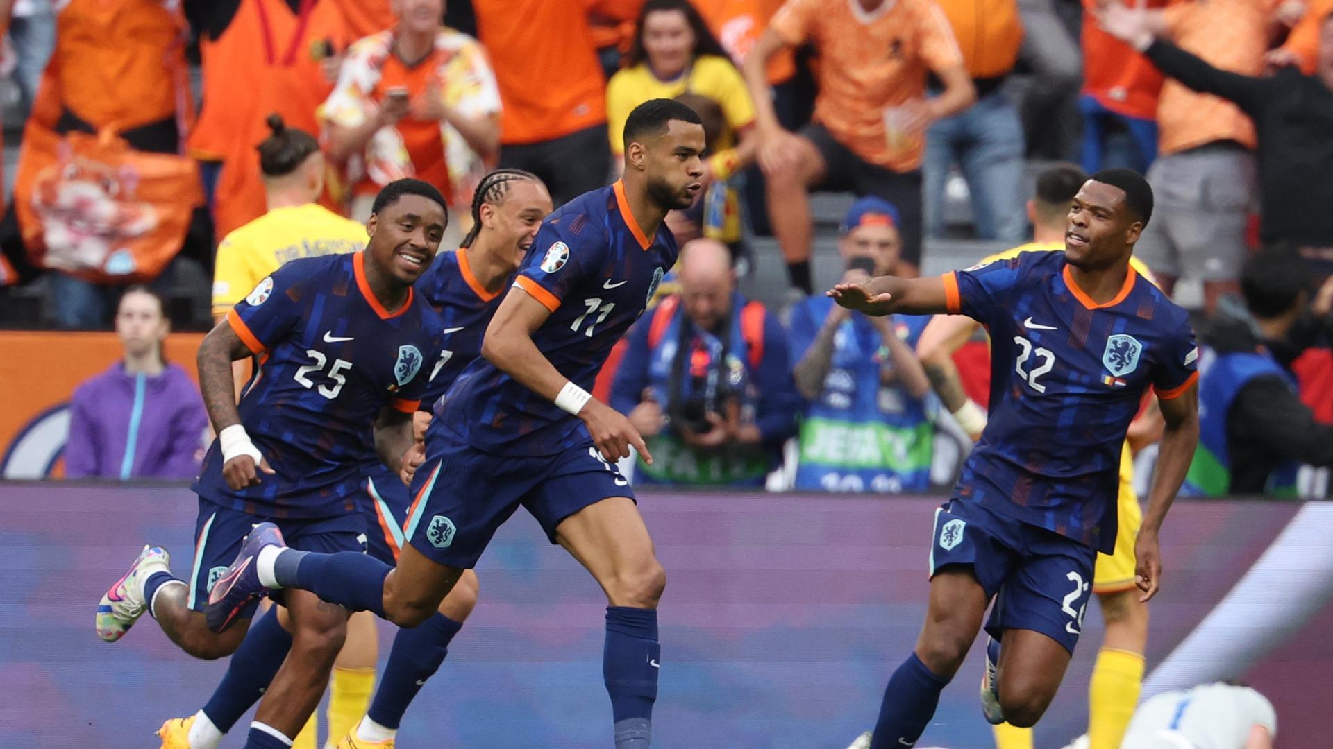 Los jugadores de la selección de Países Bajos celebran el gol de Gakpo
