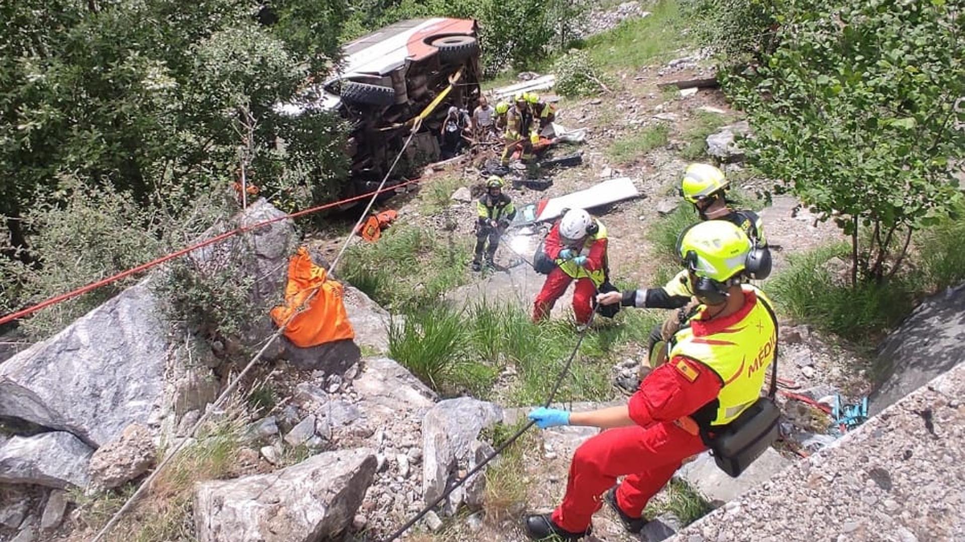 Cuatro heridos, un menor grave, al despeñarse un microbús en una pista del Pirineo