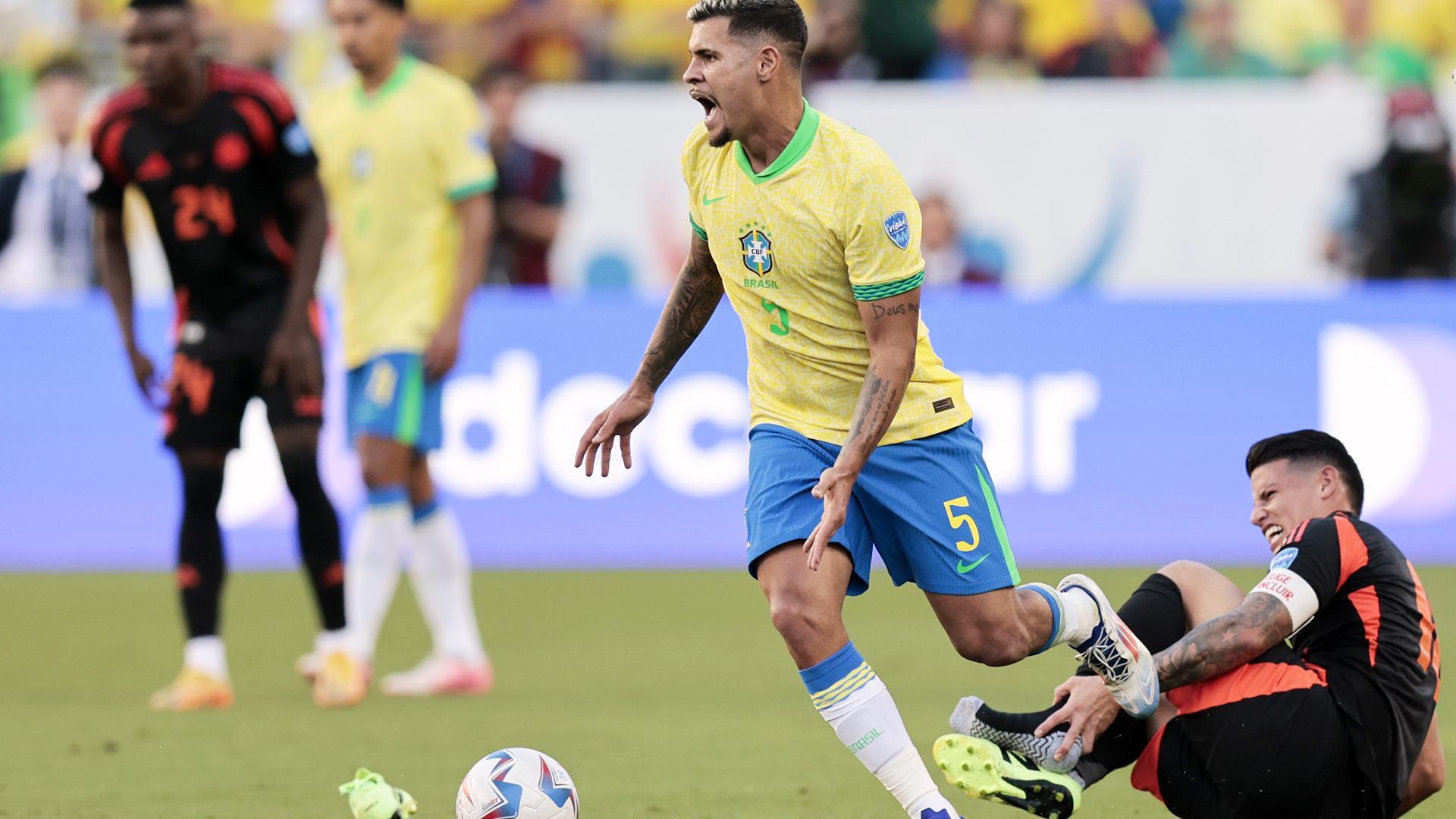 Bruno Guimaraes se marcha tras regatear a James Rodríguez durante el encuentro