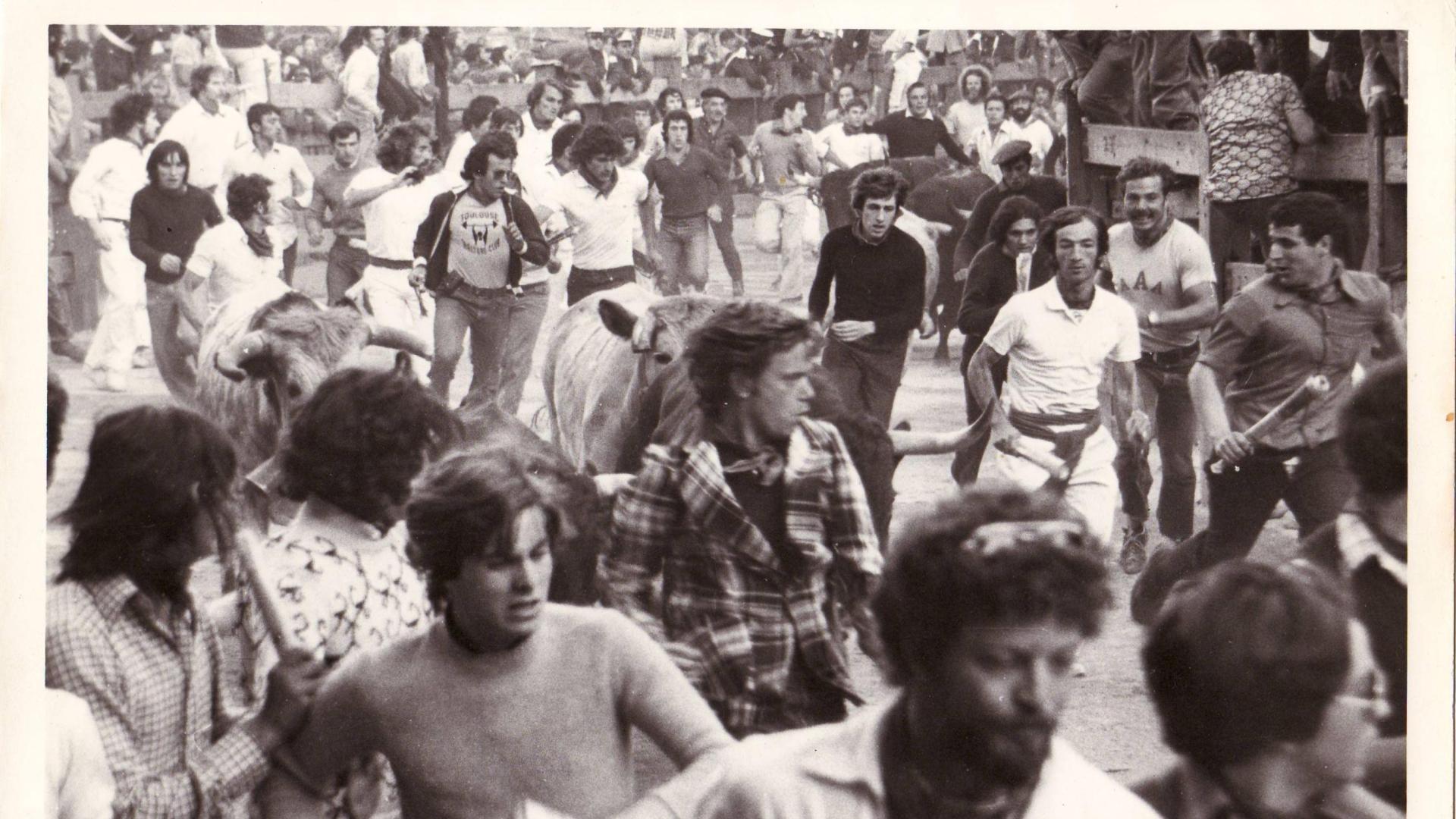 Joe Distler, con chaqueta de cuadros, enfila el callejón de Pamplona en una imagen de los años 70 del pasado siglo