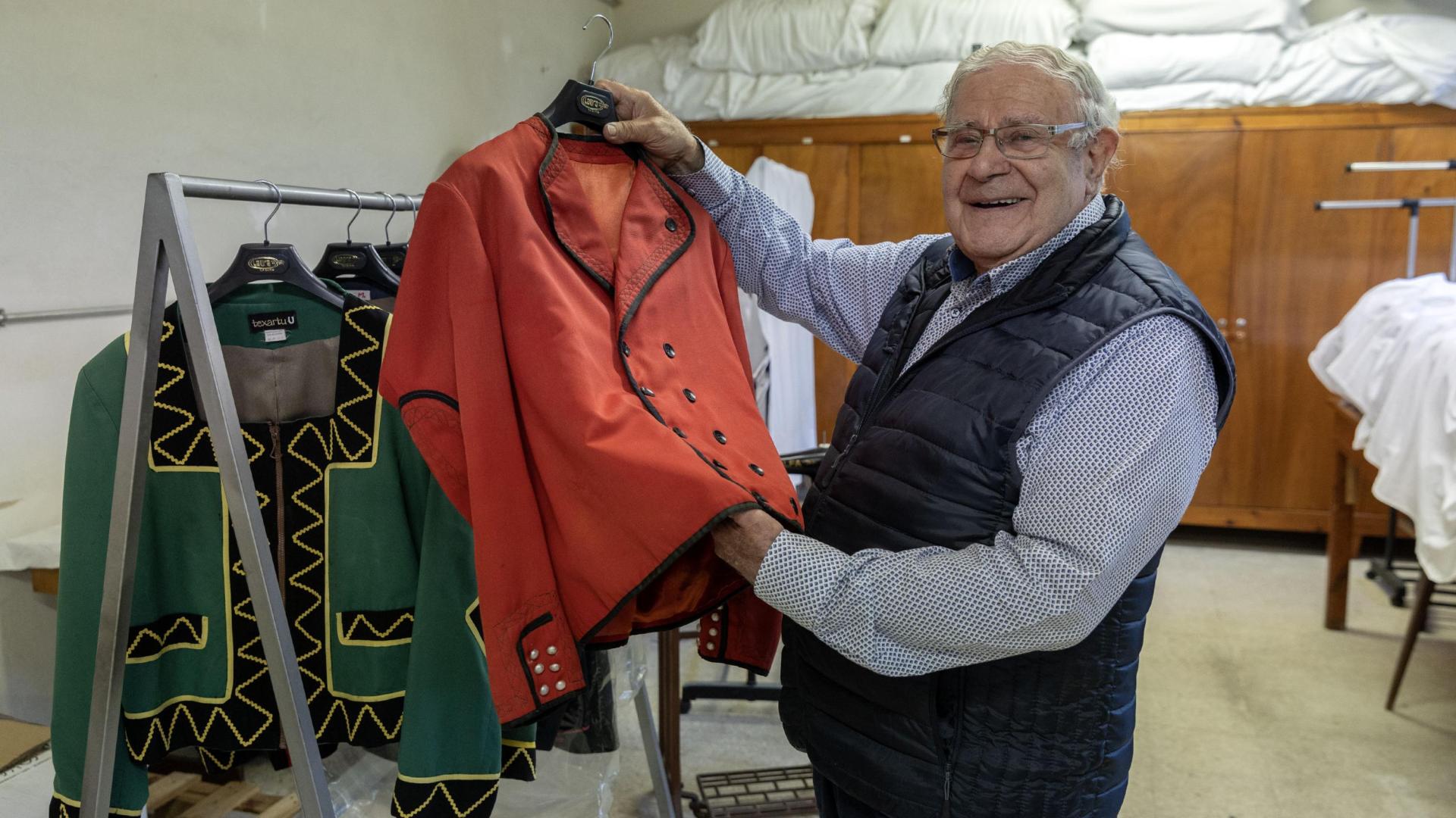 Jesús Alvés Zubiat, sastre de la Meca durante décadas, confeccionó diversos trajes de la Feria del Toro a comienzos de los años 70 de la mano del folklorista Francisco Arrarás Soto. En la imagen, tomada este mes de junio, Alvés sostiene la chaqueta roja del torilero. Colgada, la verde del servidor de banderillas
