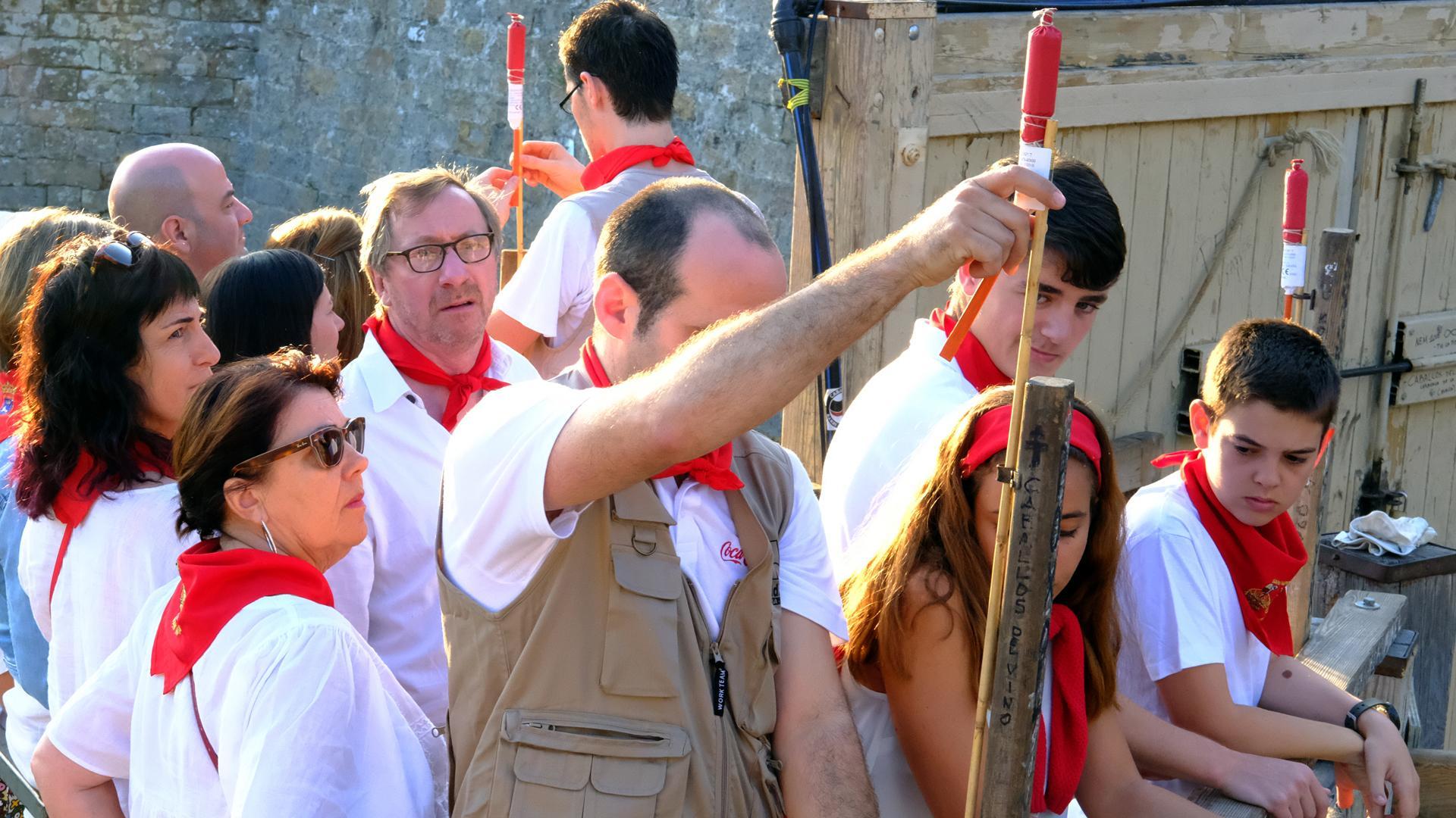 Xabier Aldaz Ayerra coloca un cohete en presencia de un grupo de curiosos en una simulación