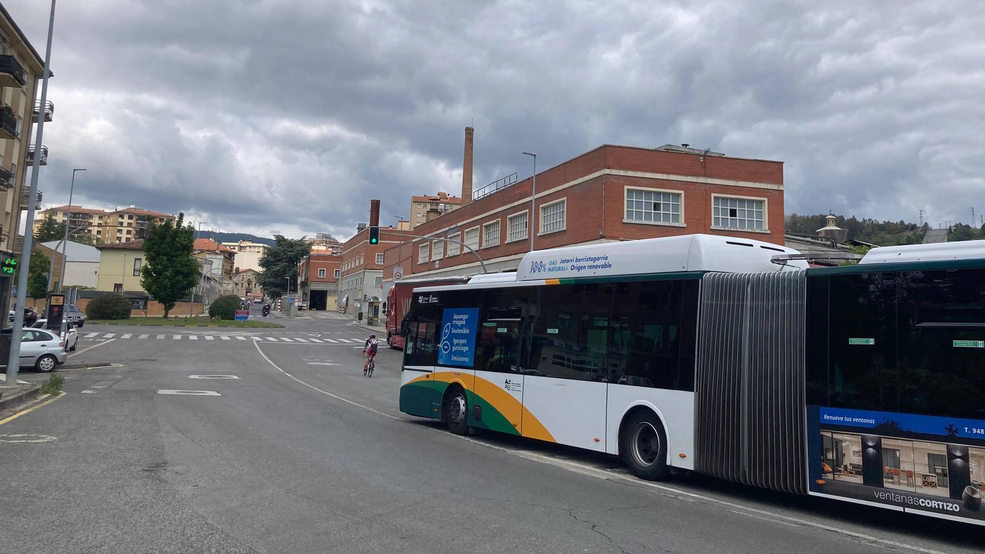 Una villavesa, un camión y un ciclista coinciden en la entrada a Villava desde el puente de San Andrés
