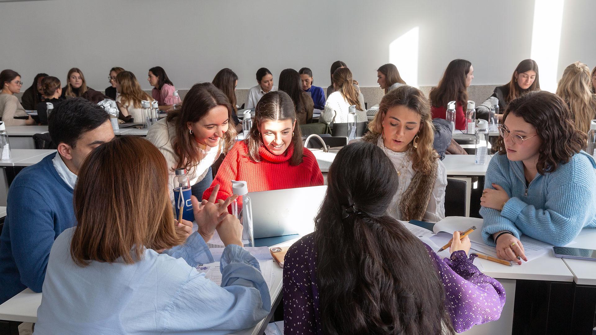 Un grupo de estudiantes participa en unas jornadas de selección organizadas por la Universidad de Navarra