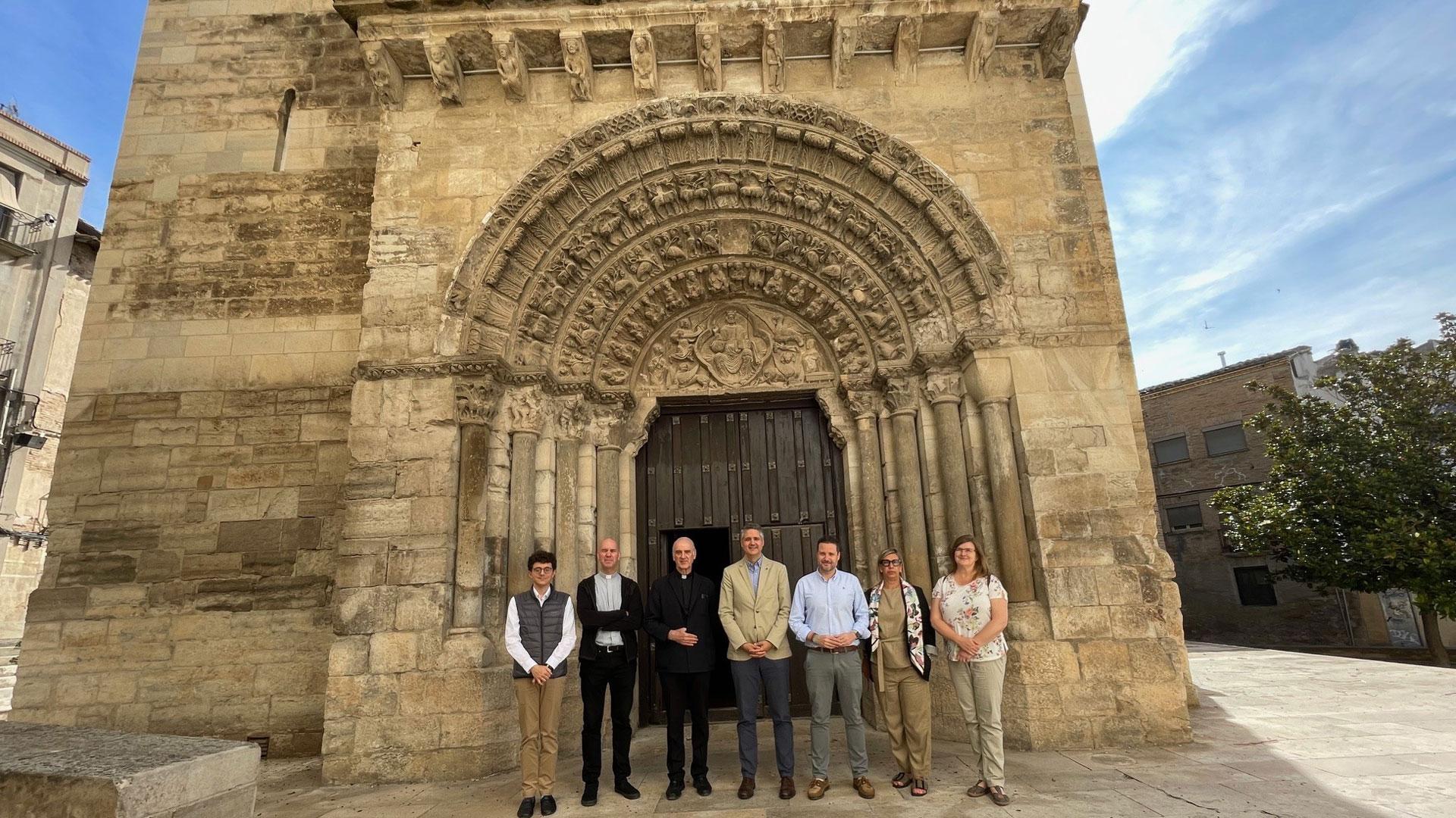 El director general de Cultura, Ignacio Apezteguía, junto al alcalde de Tudela, Alejandro Toquero, y el vicario general Carlos Esteban, entre otros representantes de las entidades firmantes del convenio, ante la iglesia de Santa María Magdalena que se va a restaurar