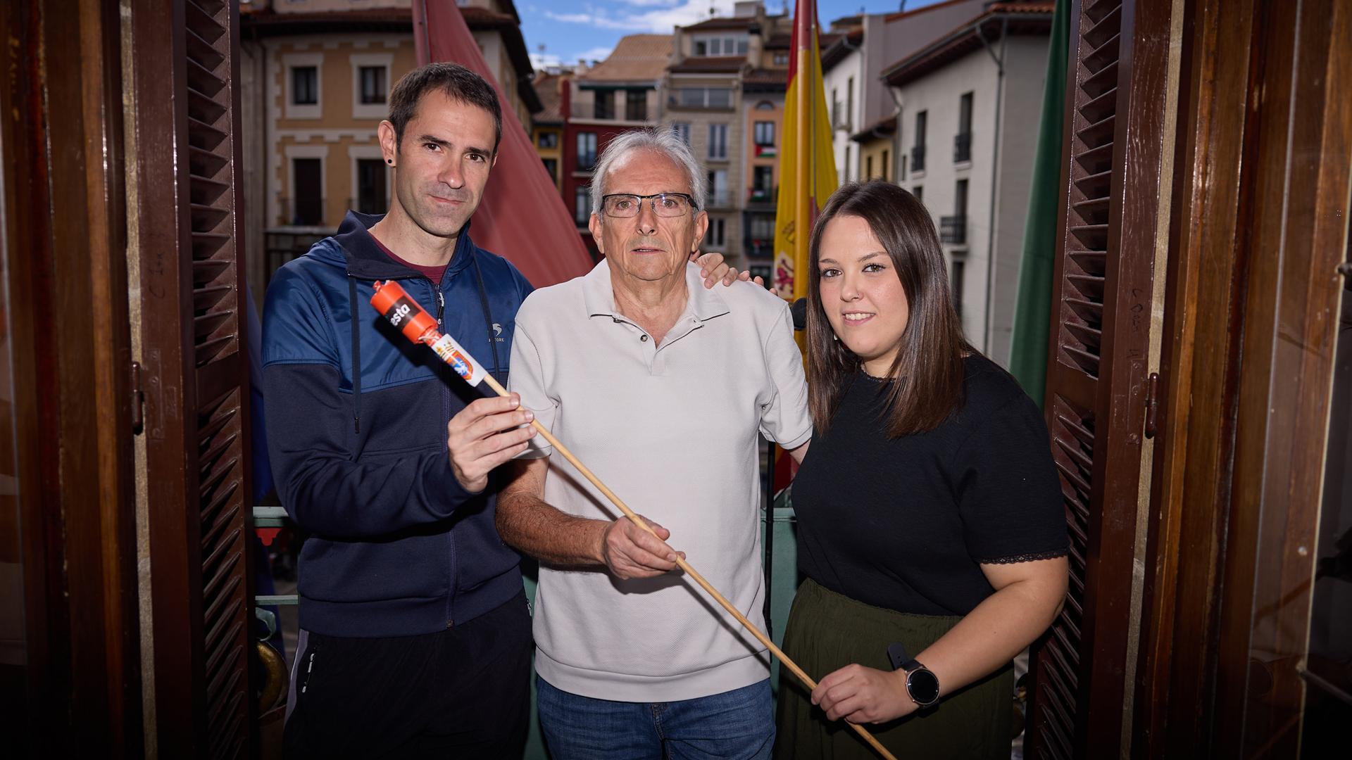 Aritz Ibáñez Lusarreta, Itxaso Martínez de la Pera Barrachina y Ángel Arana Seguín han acudido a la Casa Consistorial a ensayar el encendido de la mecha