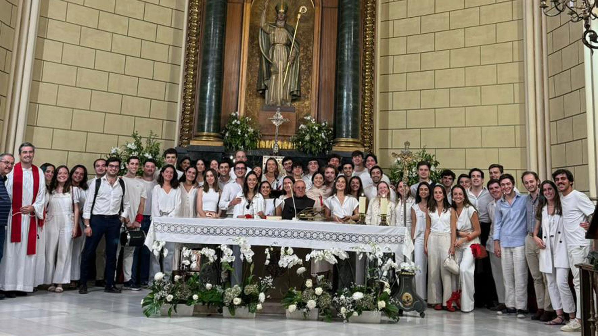 Asistentes a la misa celebrada en la iglesia de San Fermín de los Navarros en el barrio de Chamberí de Madrid