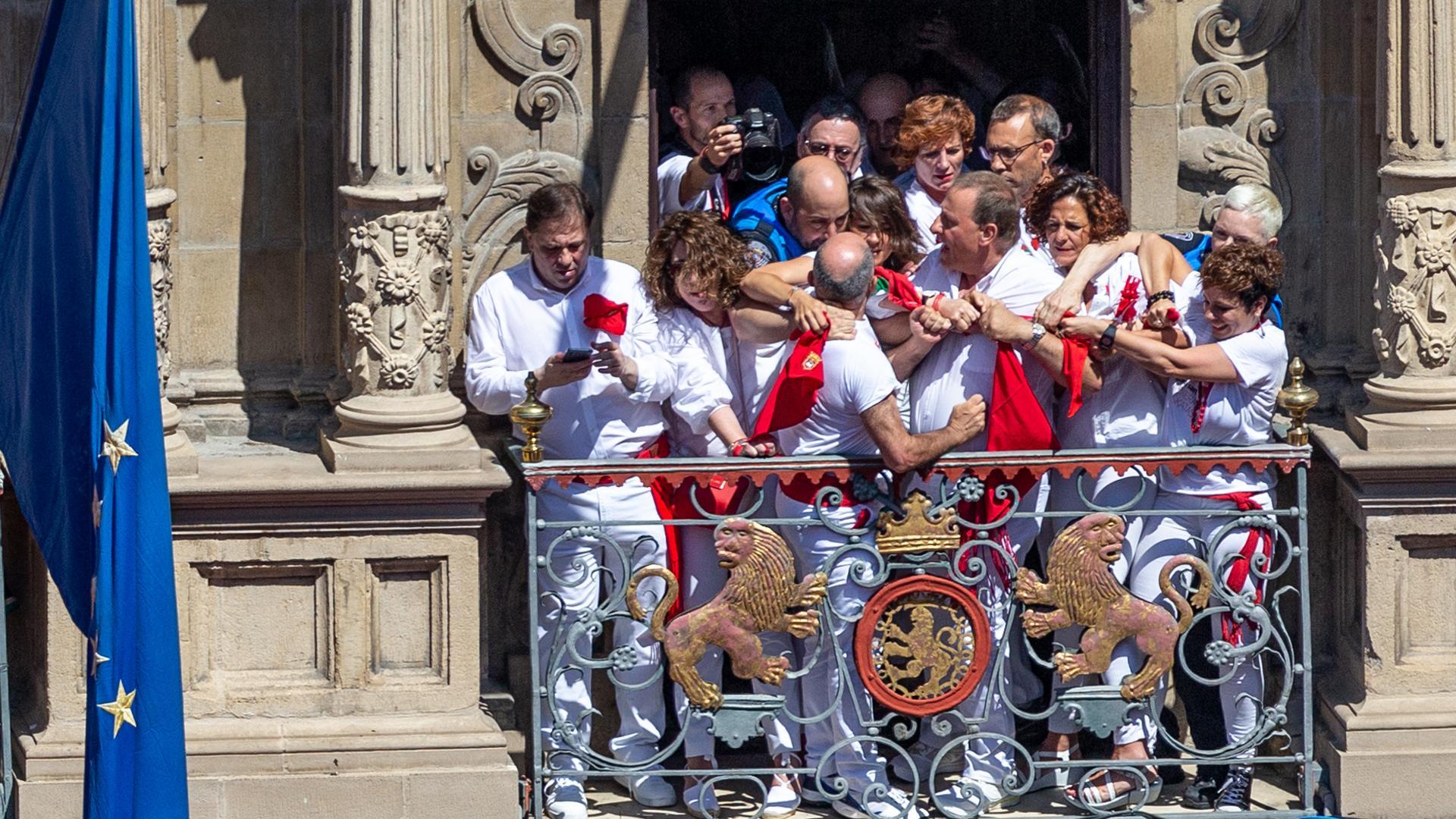 Trifulca en 2019 por la ikurriña que intentó sacar Abaurrea (Bildu)

Fecha: 06-07-2019

Lugar: Pamplona

Tema: Chupinazo, Ikurriña balcón Bildu y Geroa