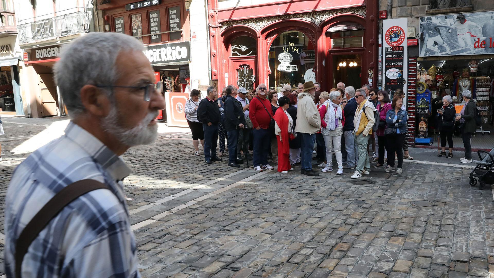 Grupos de turistas y ambiente en las calles de Pamplona en las horas previas al comienzo de las fiestas de San Fermín