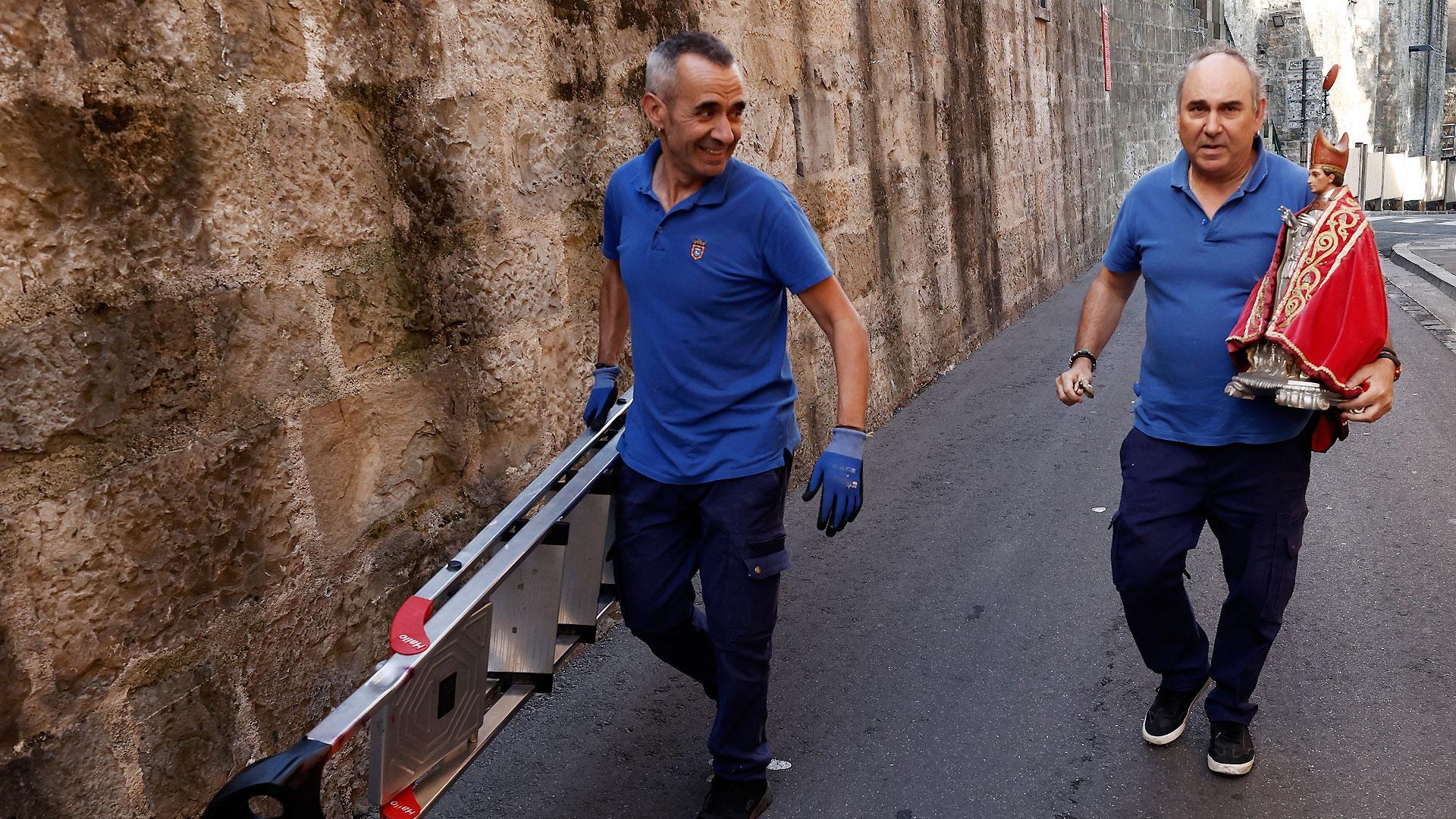 Trabajadores del Ayuntamiento de Pamplona han retirado este viernes la imagen de San Fermín que 355 días al año preside la cuesta de Santo Domingo desde la muralla, una réplica de la original que preside el primer tramo del encierro desde 1978