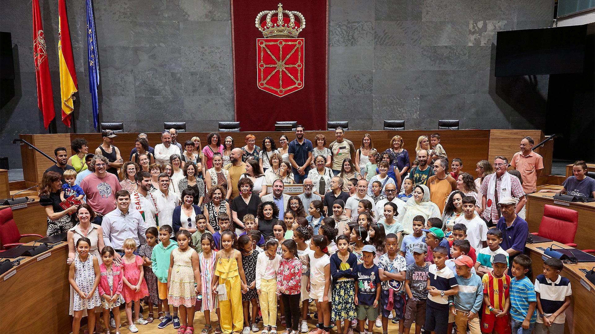 Foto de familia tras el acto institucional de bienvenida y reconocimiento a las familias de acogida de los niños y niñas saharauis