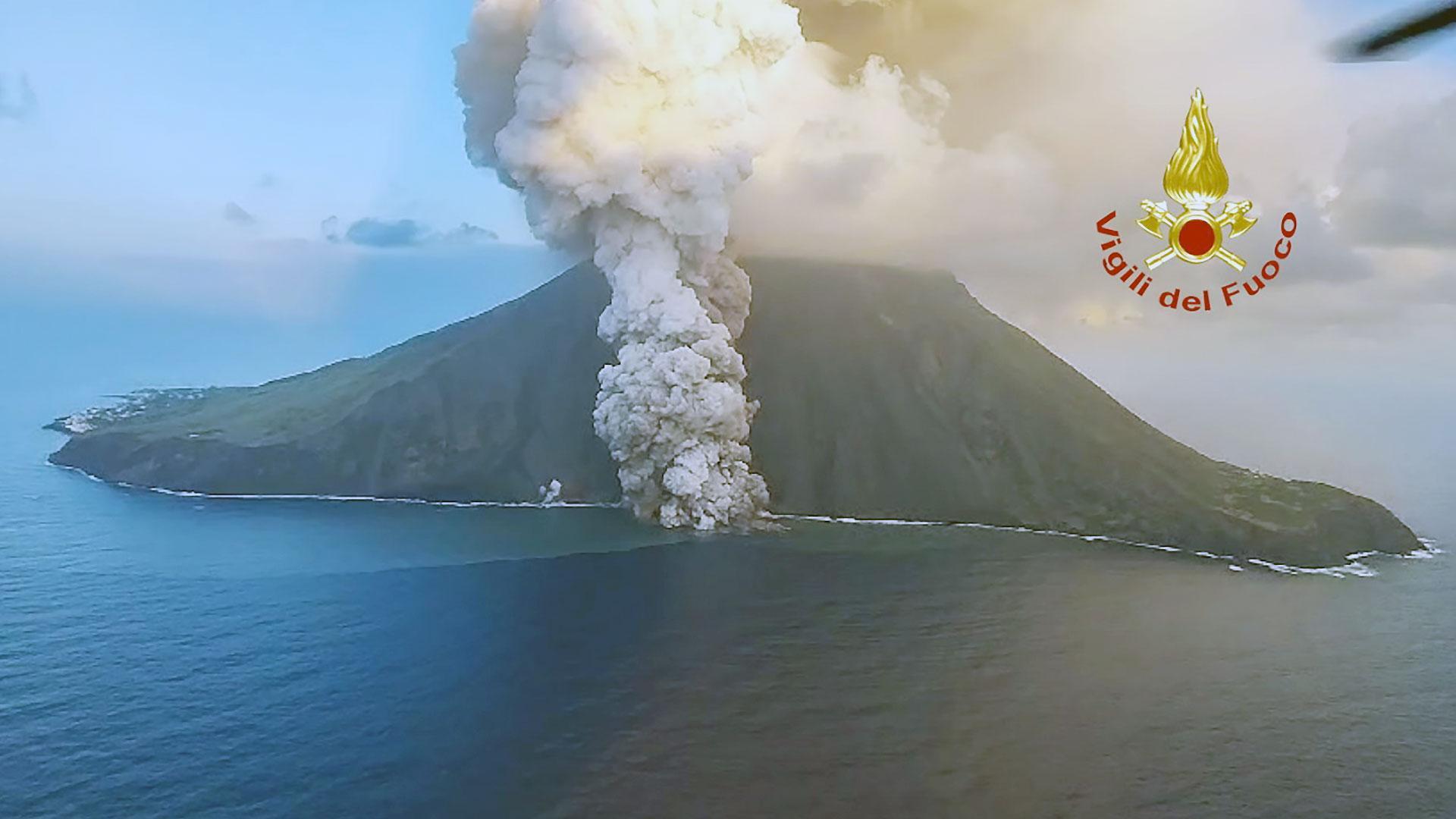 Vista aérea del volcán Estrómboli tomada este jueves por los bomberos italianos