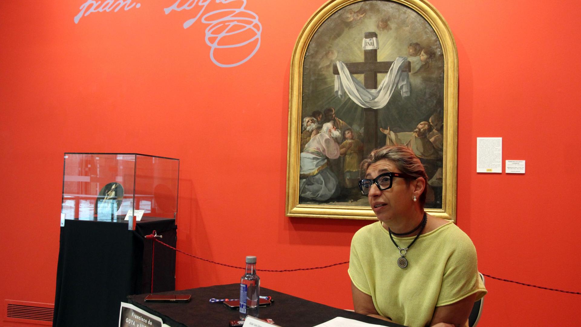 La concejala de Cultura de Tudela, Icíar Les Urra, ante las obras de Goya expuestas en el Museo Muñoz Sola de la capital ribera