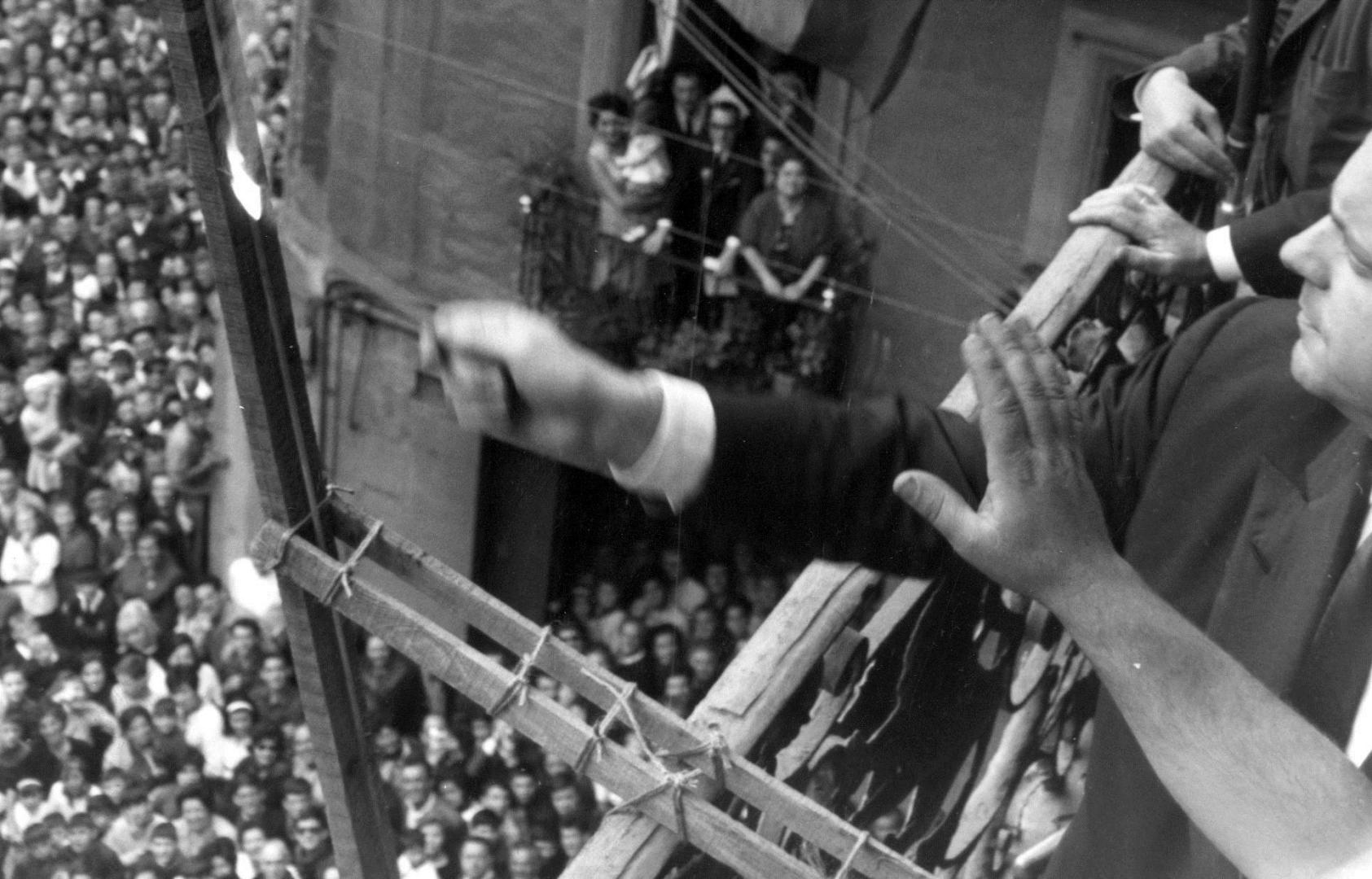 Lanzamiento del chupinazo de Manuel Fraga, entonces ministro de la dictadura franquista, en 1964