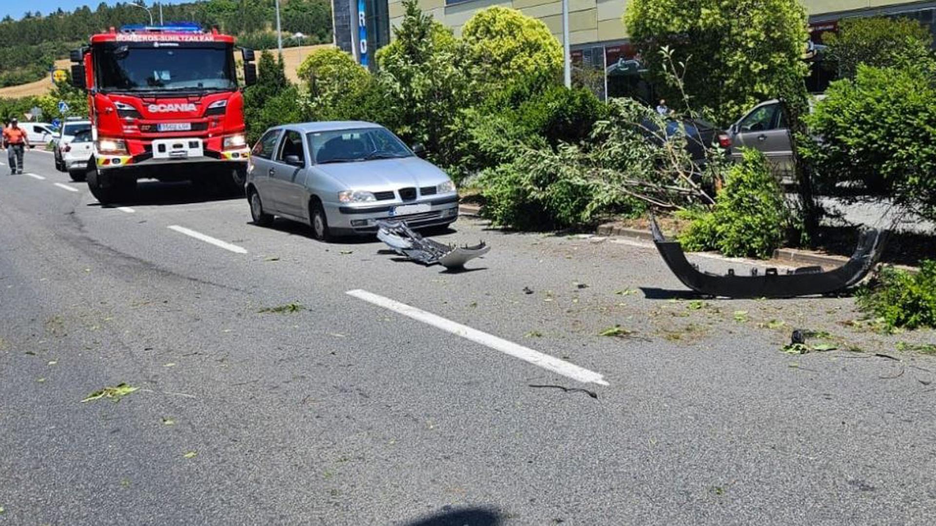 Trasladada al HUN tras salirse de la vía y chocar contra otro coche en Huarte