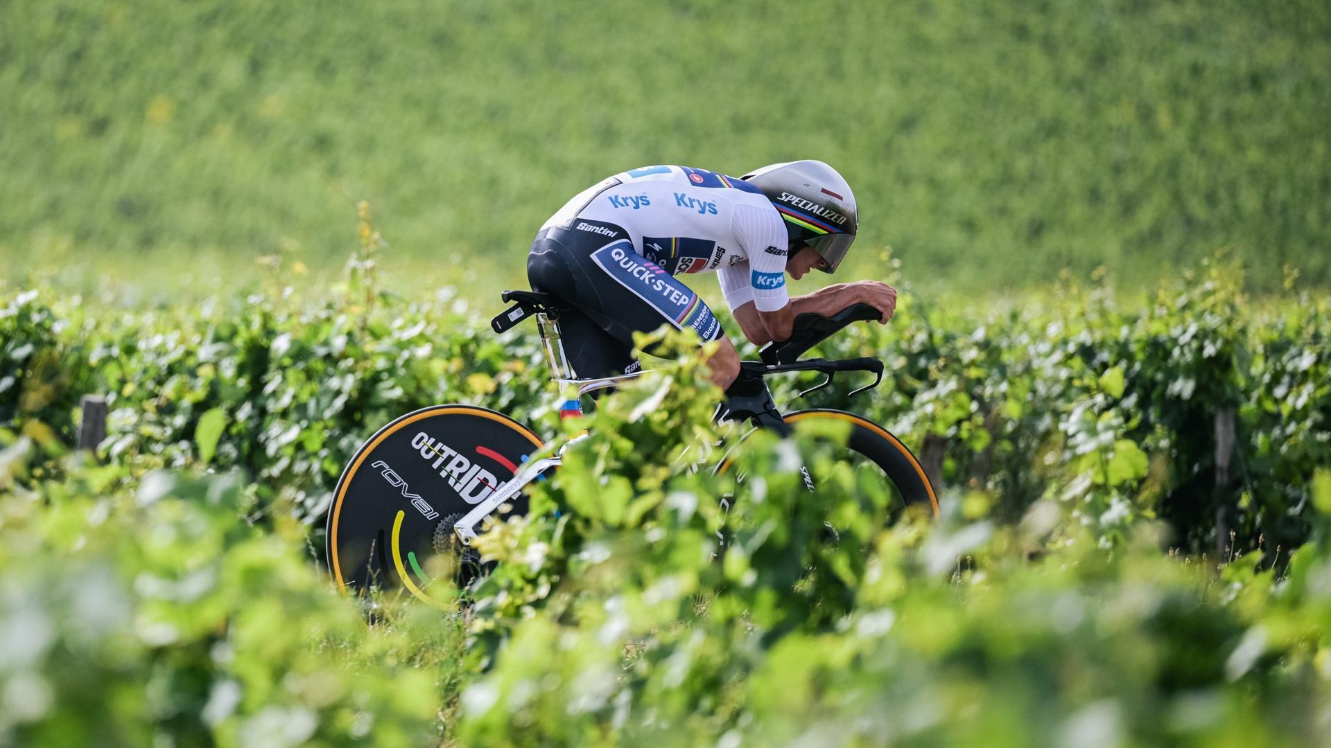 Remco Evenepoel en la contrarreloj de la séptima etapa del Tour de Francia 2024 con el maillot de campeón del mundo contrarreloj