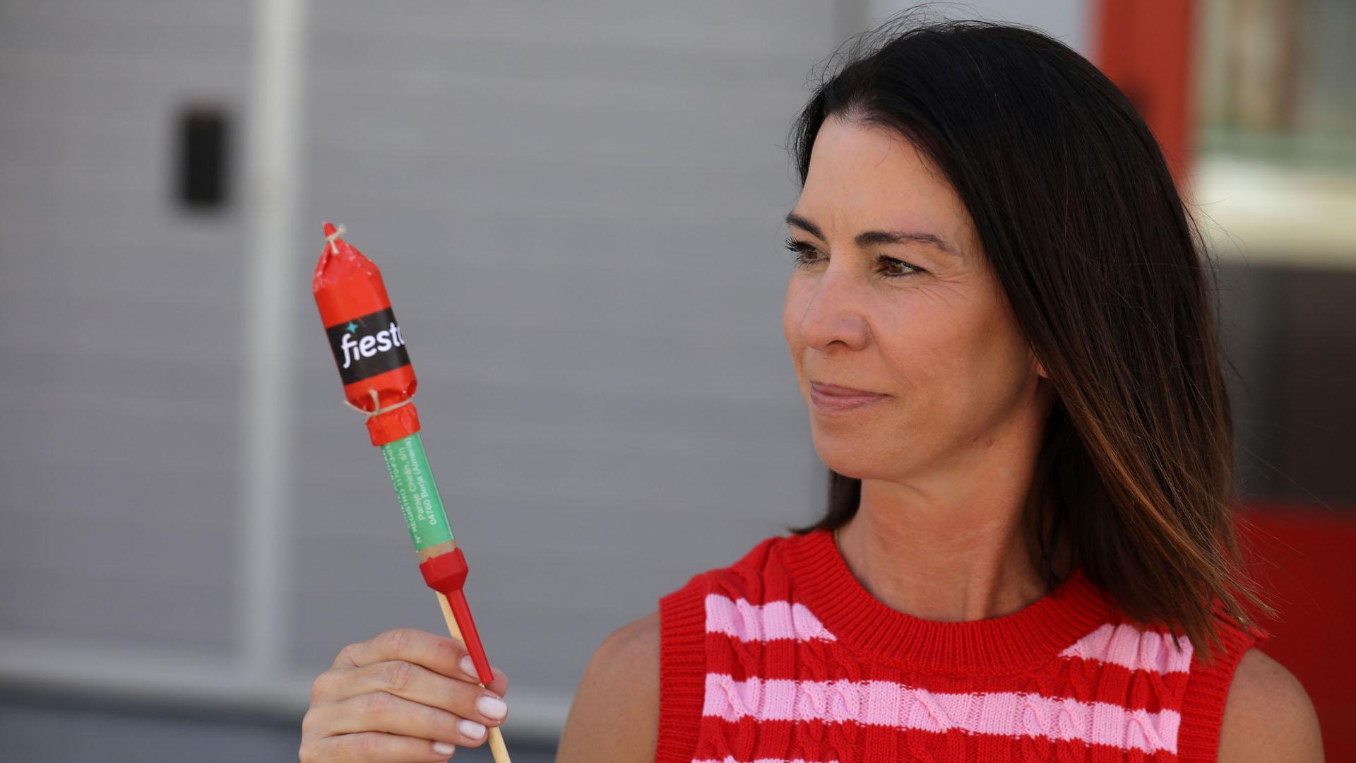 Andrea López, encargada de la Pirotecnia Fiesta, posa junto a una prueba del chupinazo de Pamplona. Falta incluir en él el escudo de la ciudad
