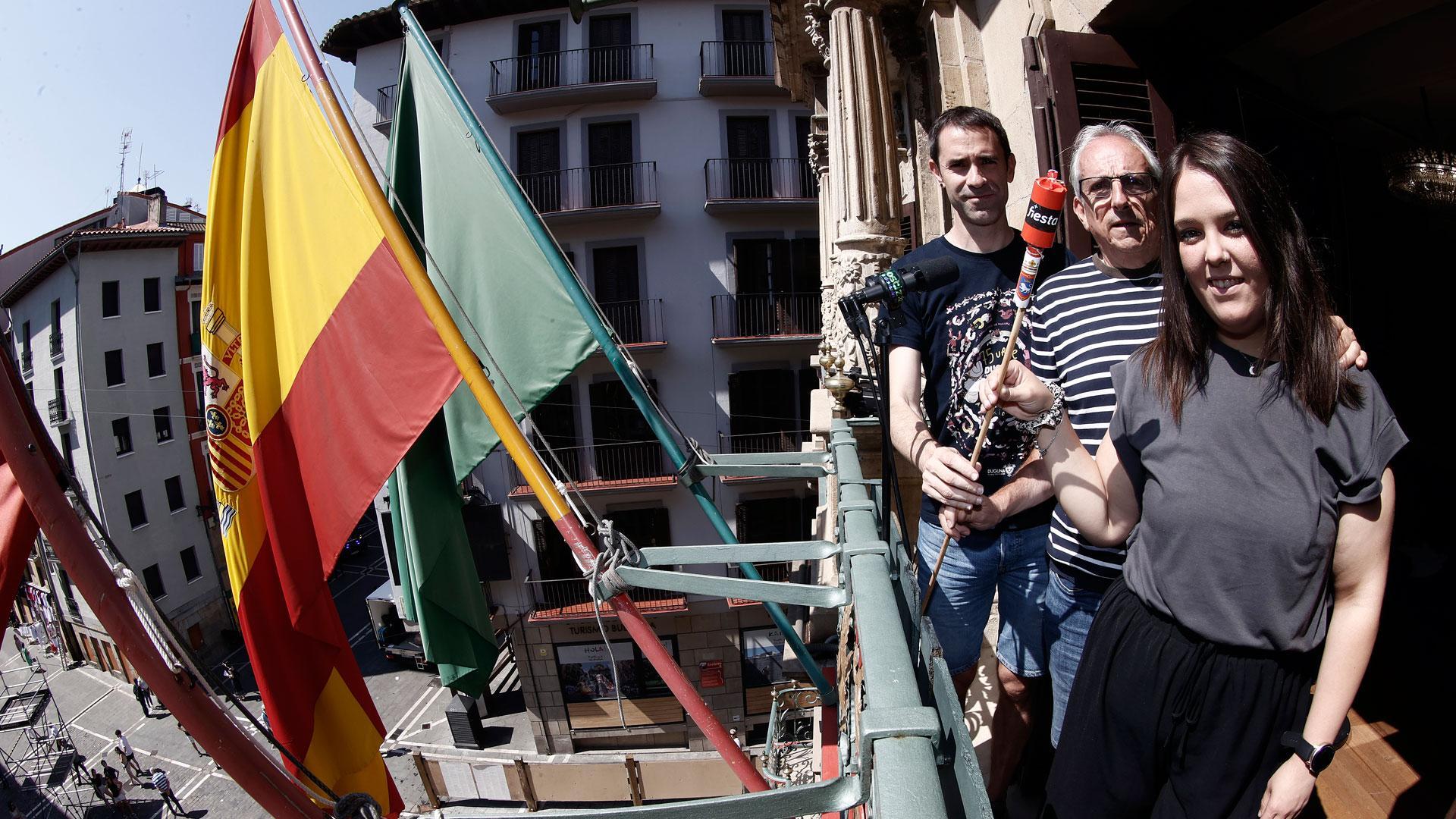 Los lanzadores del chupinazo 2024 en representación de Duguna, en el balcón del Ayuntamiento de Pamplona 24 horas antes