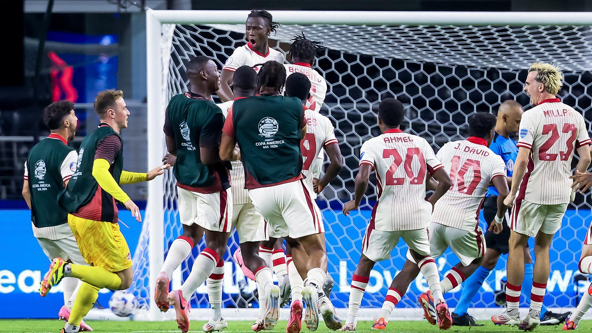 Alegría entre los jugadores de Canadá tras vencer a Venezuela en la tanda de penaltis y meterse en semifinales de la Copa América 2024