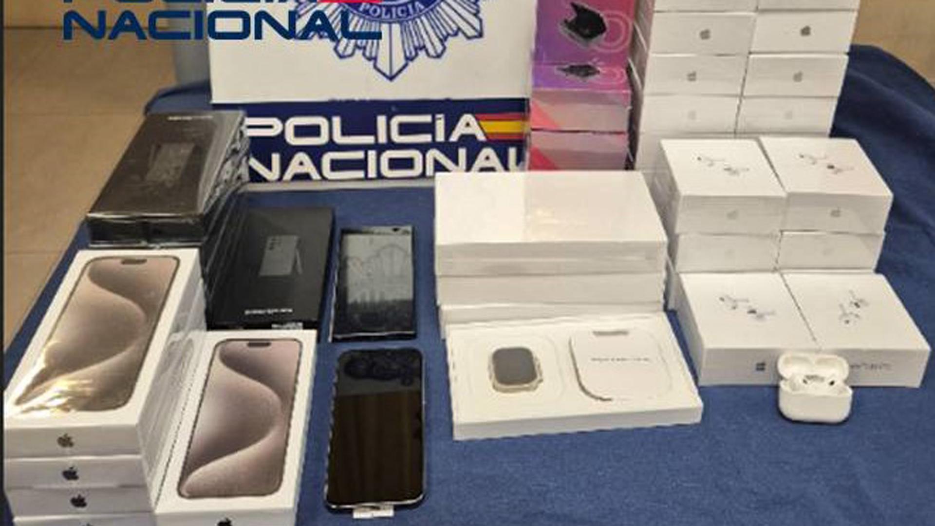 Móviles y dispositivos falsos que iban a ser vendidos en San Fermín