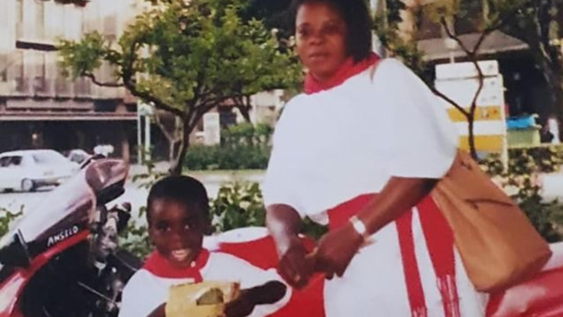 Iñaki WIlliams junto a su madre, vestido de pamplonica y apoyados en una moto