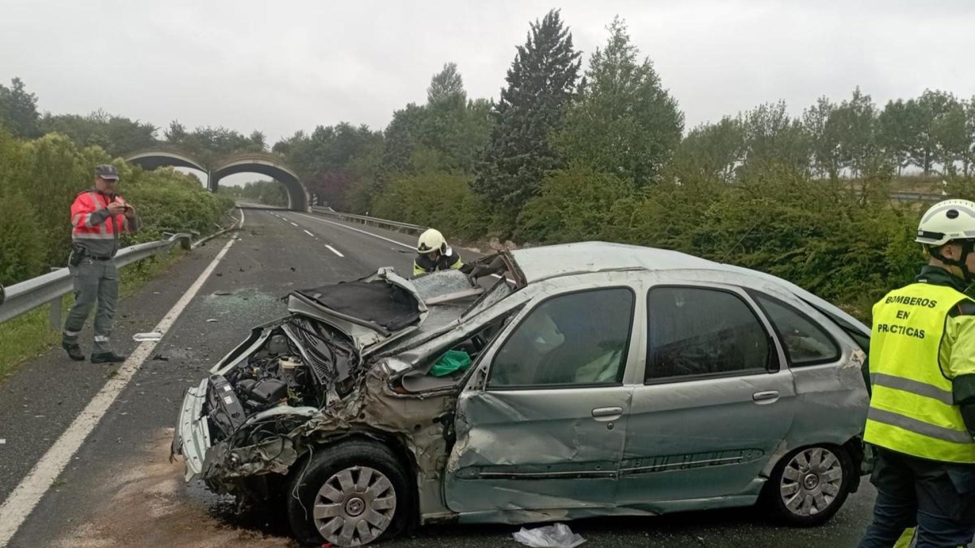 El coche accidentado en la A-10