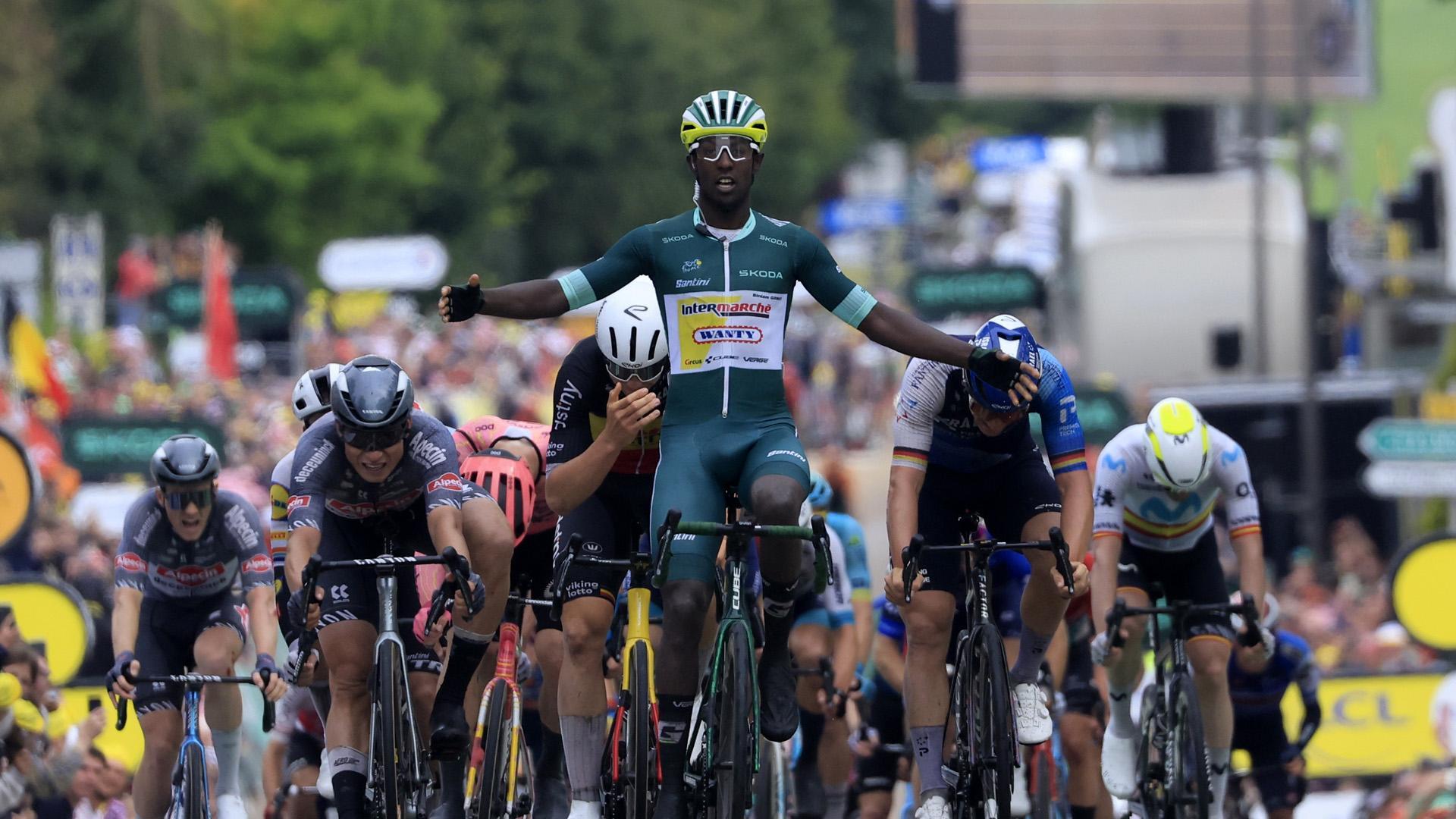 Girmay cruza la meta como ganador en la octava etapa del Tour de Francia 2024