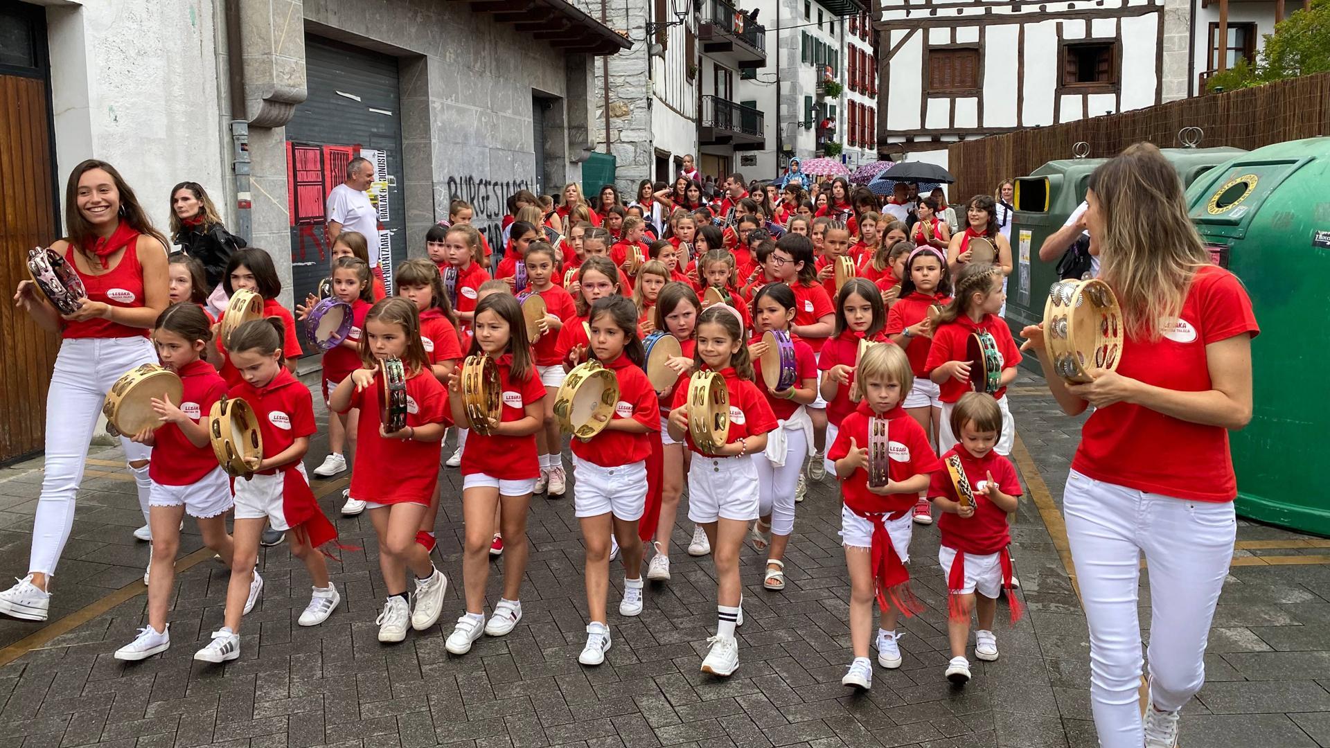 Los vecinos más pequeños de Lesaka pusieron la animación musical por las calles tras el cohete