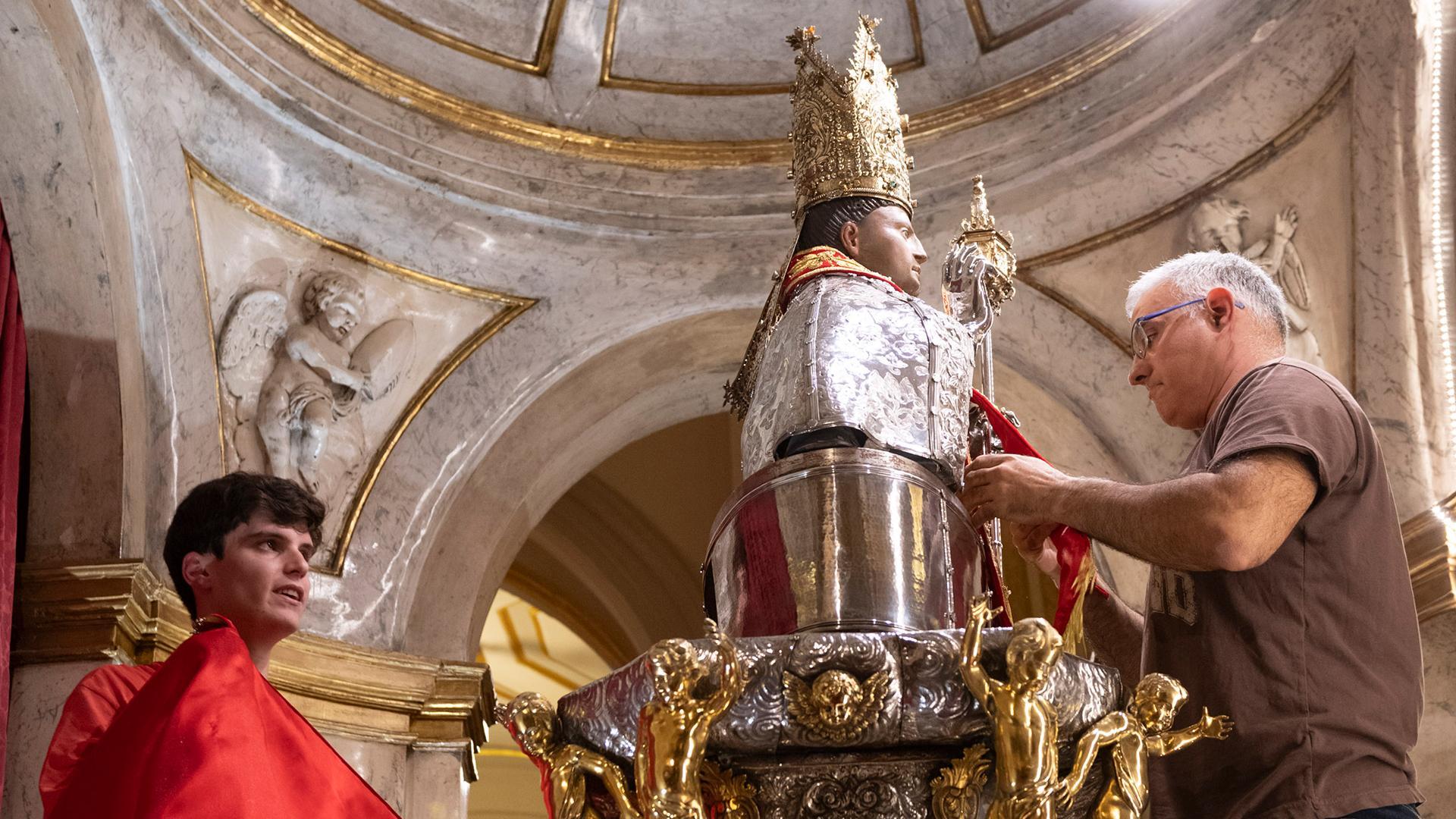 Marcos Navarrete, a la izquierda, y Jesús González, preparando el pasado día 5 la imagen de San Fermín para su día grande