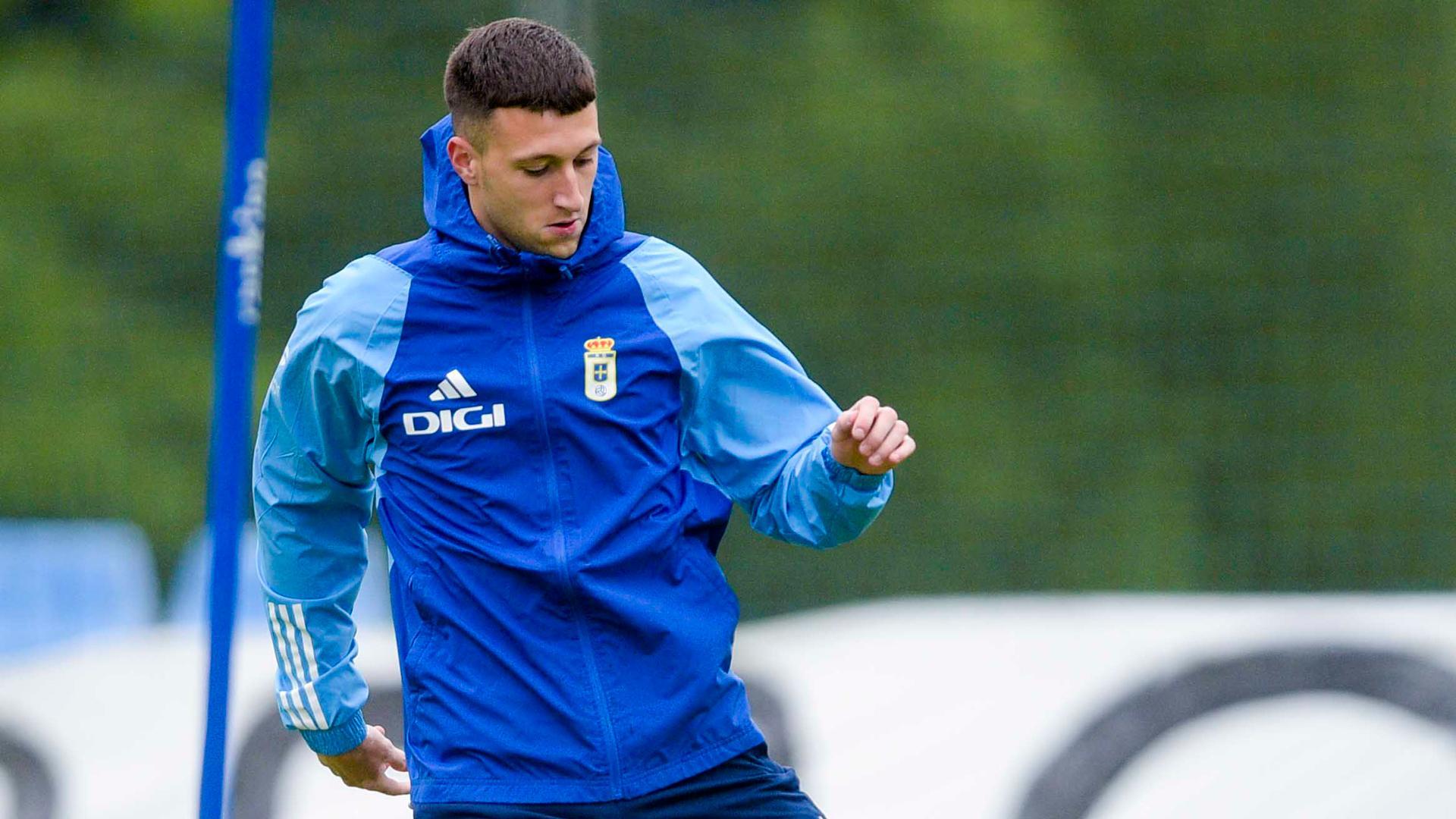 Abel Bretones se dispone a golpear el balón con la pierna izquierda en un entrenamiento con el Oviedo esta pasada temporada 2023-24