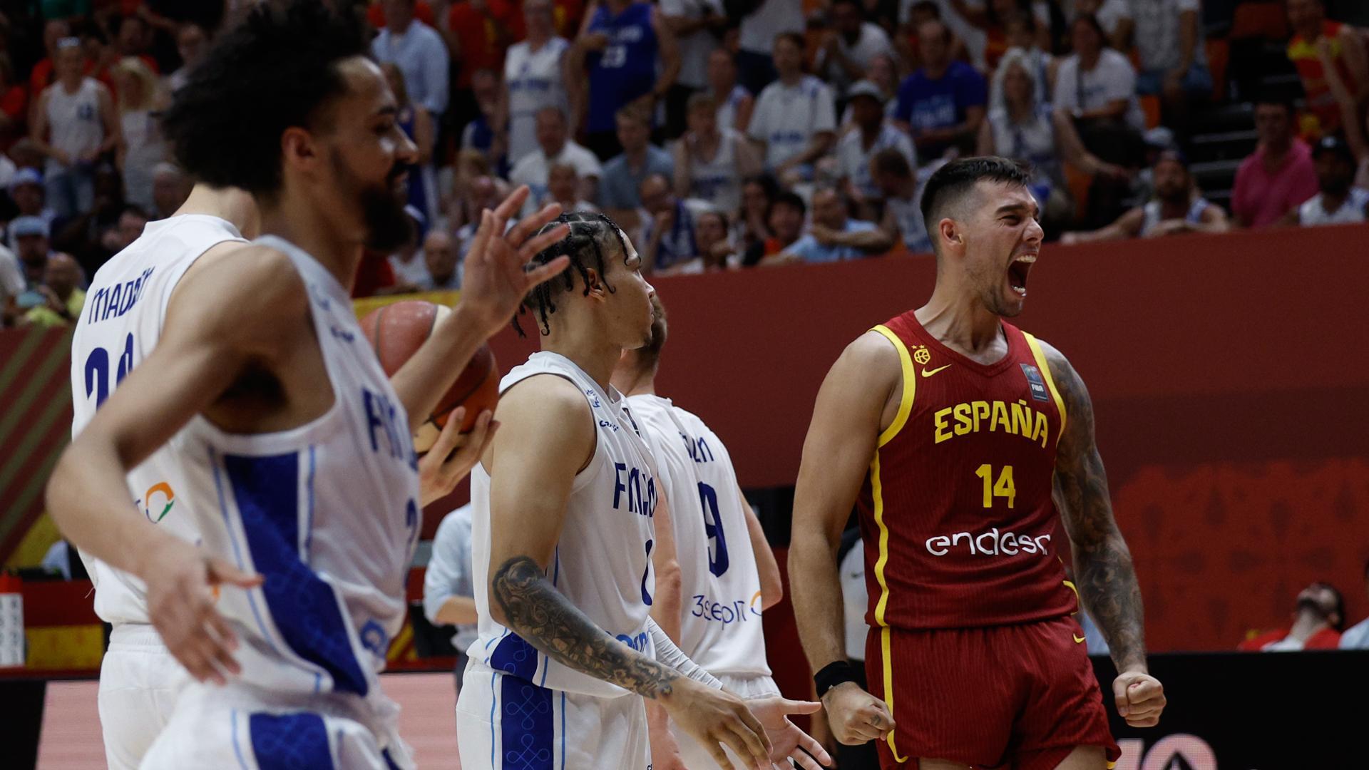 El pívot de la selección española de baloncesto Willy Hernangómez (d) celebra durante el partido de semifinales del preolímpico que las selecciones de España y Finlandia han disputado este sábado en Valencia
