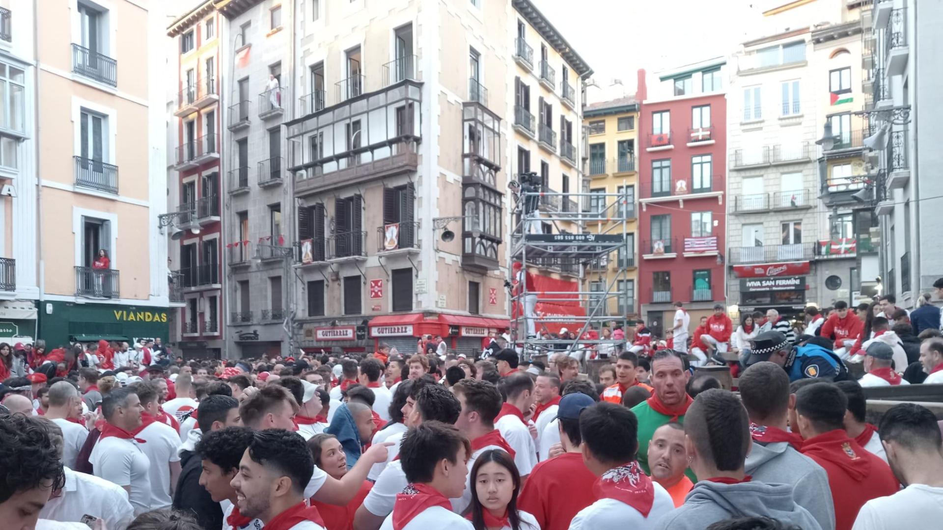 Cientos de personas en la plaza Consistorial
