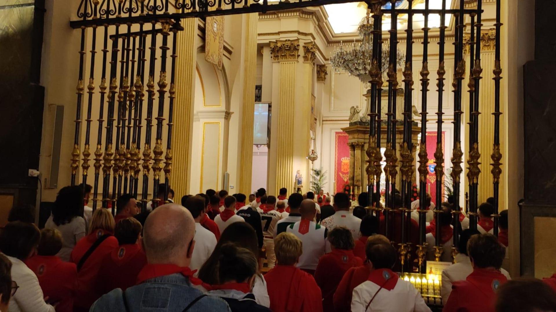 Cientos de corredores acuden a la tradicional bendición ante San Fermín
