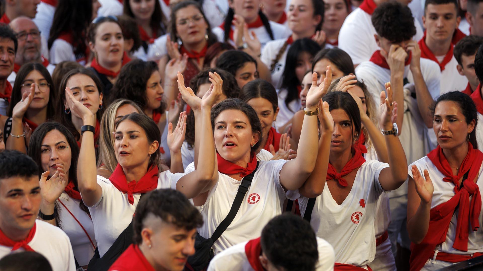 Cientos de personas secundan la convocatoria feminista contra una posible agresión sexual en Pamplona./
