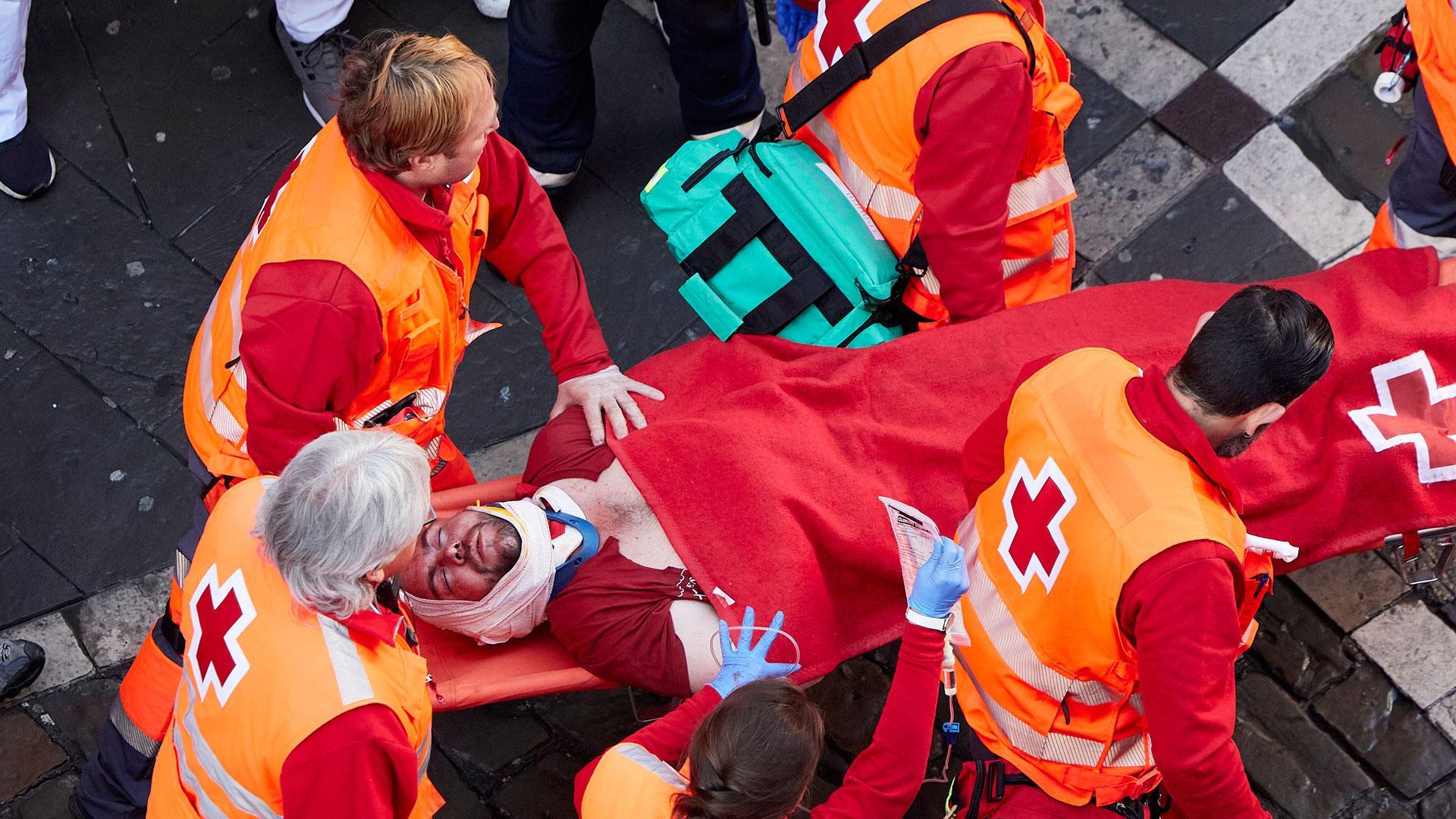 Los sanitarios atienden al primer corneado de San Fermín, un herido por asta en el paladar
