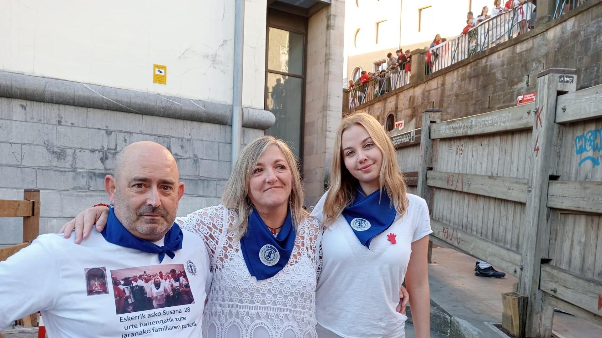 Susana Nagore se ha despedido este 7 de julio tras 27 años cantando la jota a San Fermín antes del primer encierro. Le sucede Haizea Mayo y hoy han cantado juntas