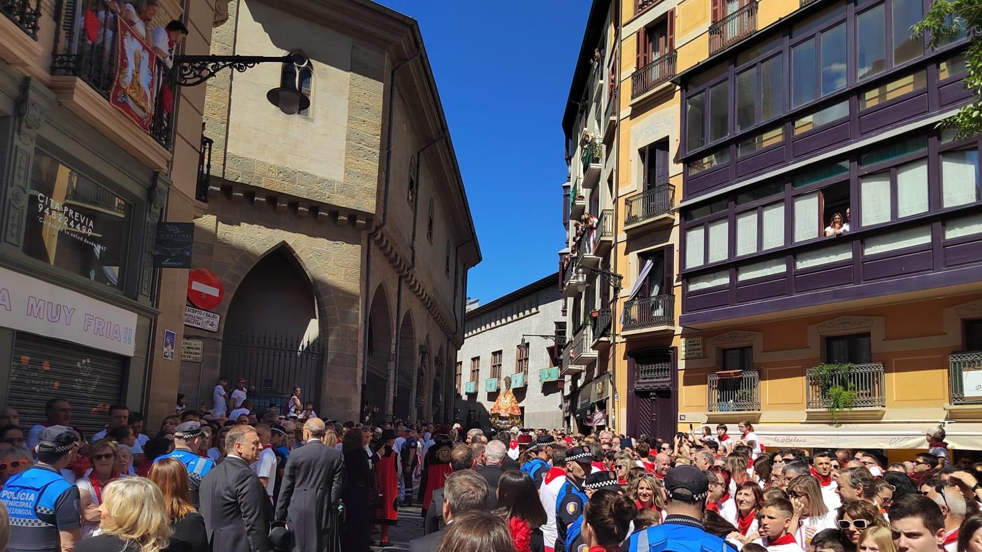 La procesión, a la entrada de la calle Mayor