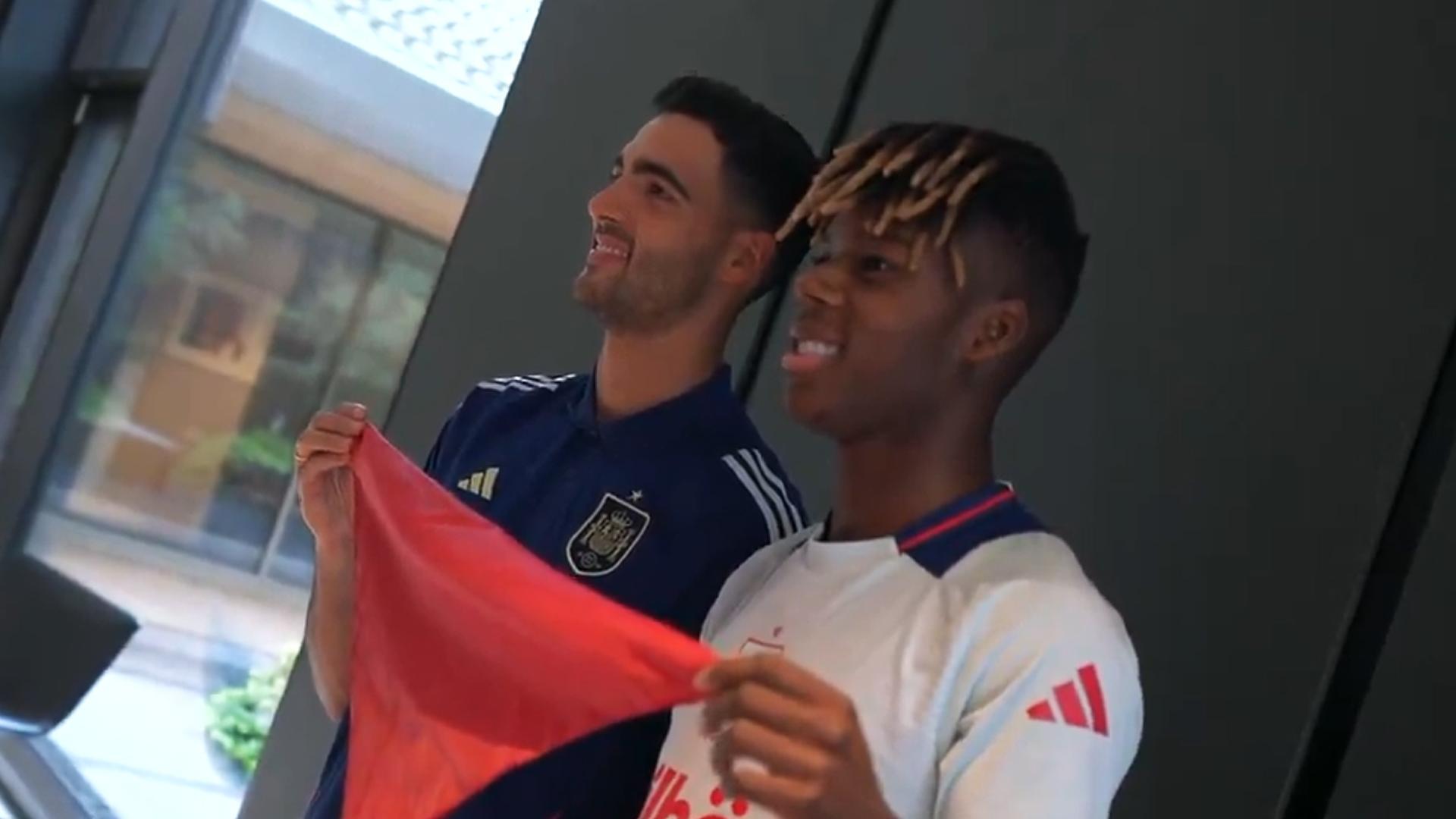 Mikel Merino y Nico Williams, con el pañuelico de San Fermín en la concentración de España en Donaueschingen