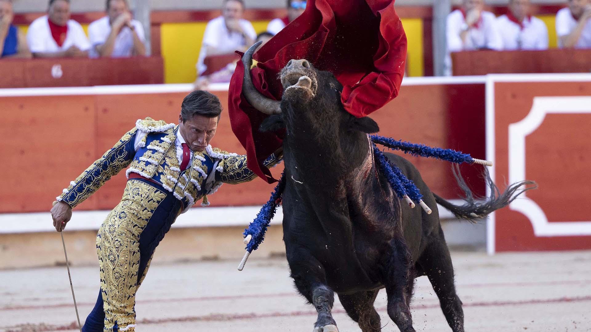 Diego Urdiales domina con la muleta a uno de los ejemplares de su lote en la corrida del 12 de julio de 2022 en Pamplona