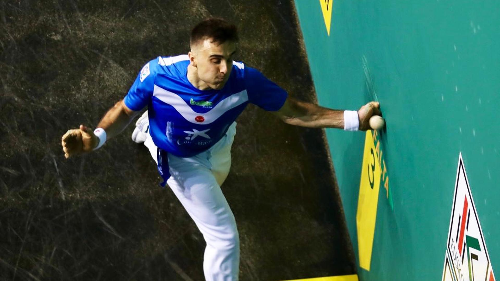Ambiente y jugada de la final del Torneo de Pelota San Fermín disputada en el frontón ÑLabrit entre Jokin Altuna y Jon Ander Peña