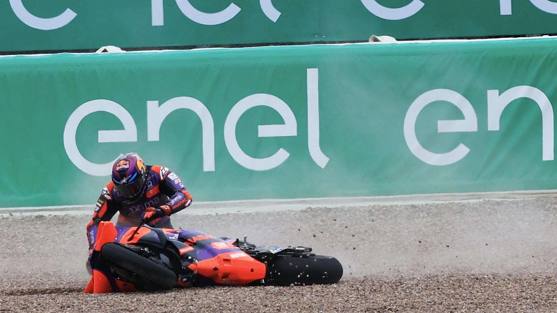 Jorge Martín trata de levantar la moto tras irse al suelo a dos vueltas del final del GPO de Alemania