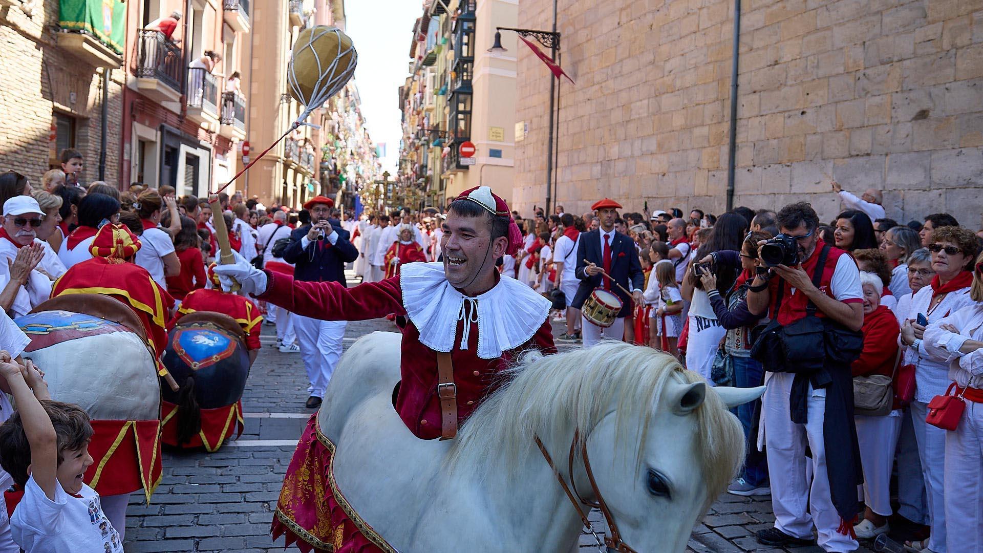Salida de la Comparsa de Gigantes y Cabezudos este 7 de julio