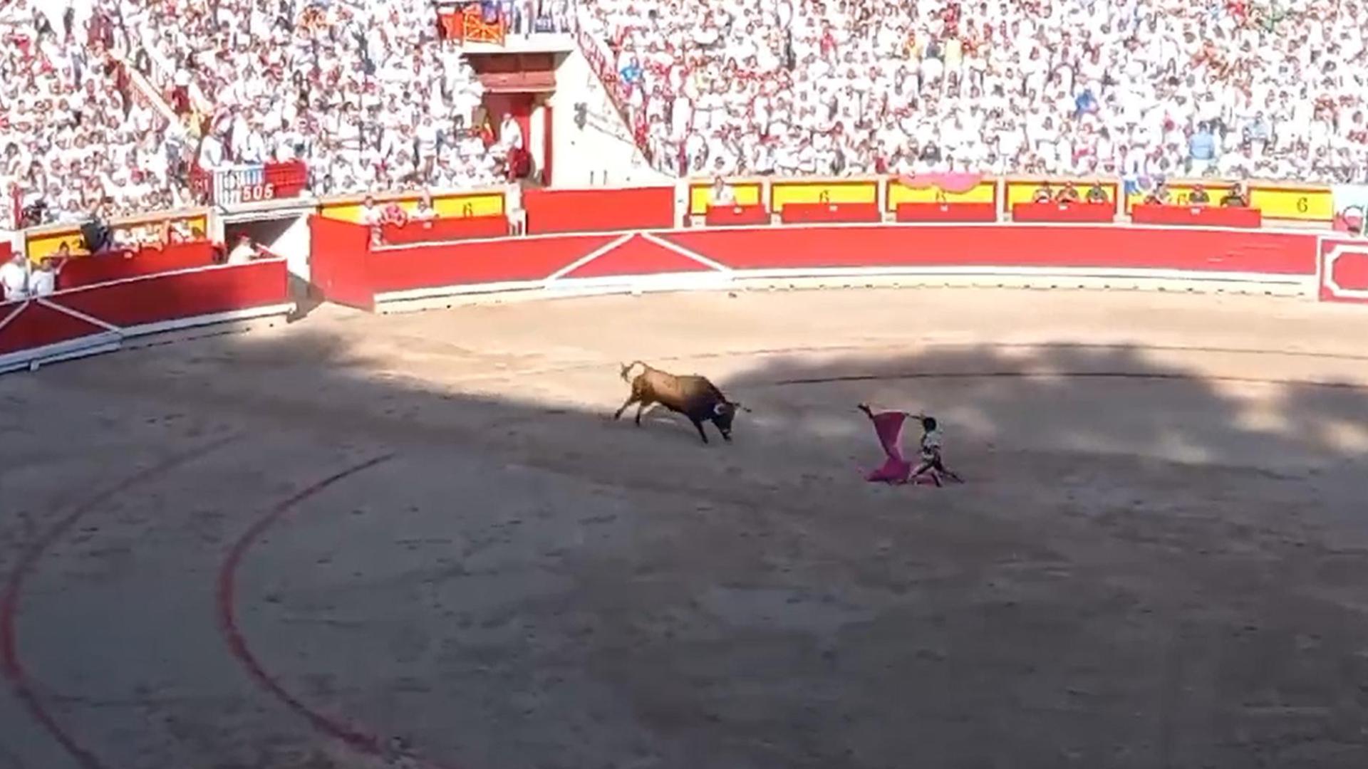 El sevillano ha esperado la salida del toro de rodillas en el centro de la Plaza de Toros de Pamplona
